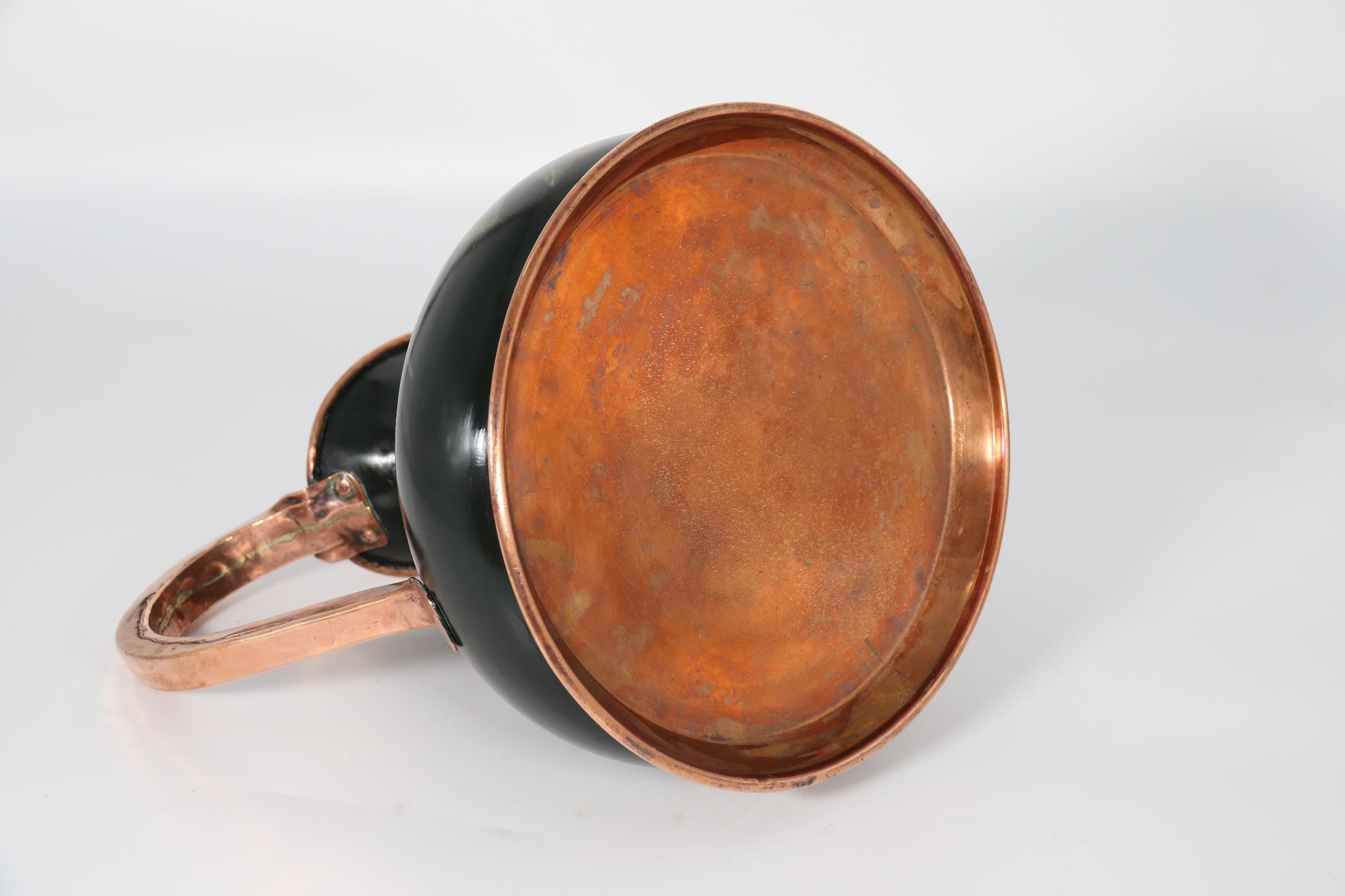 Gran jarra de sidra o cerveza de cobre pintada a mano, firmada por J. Hill hacia 1930 3