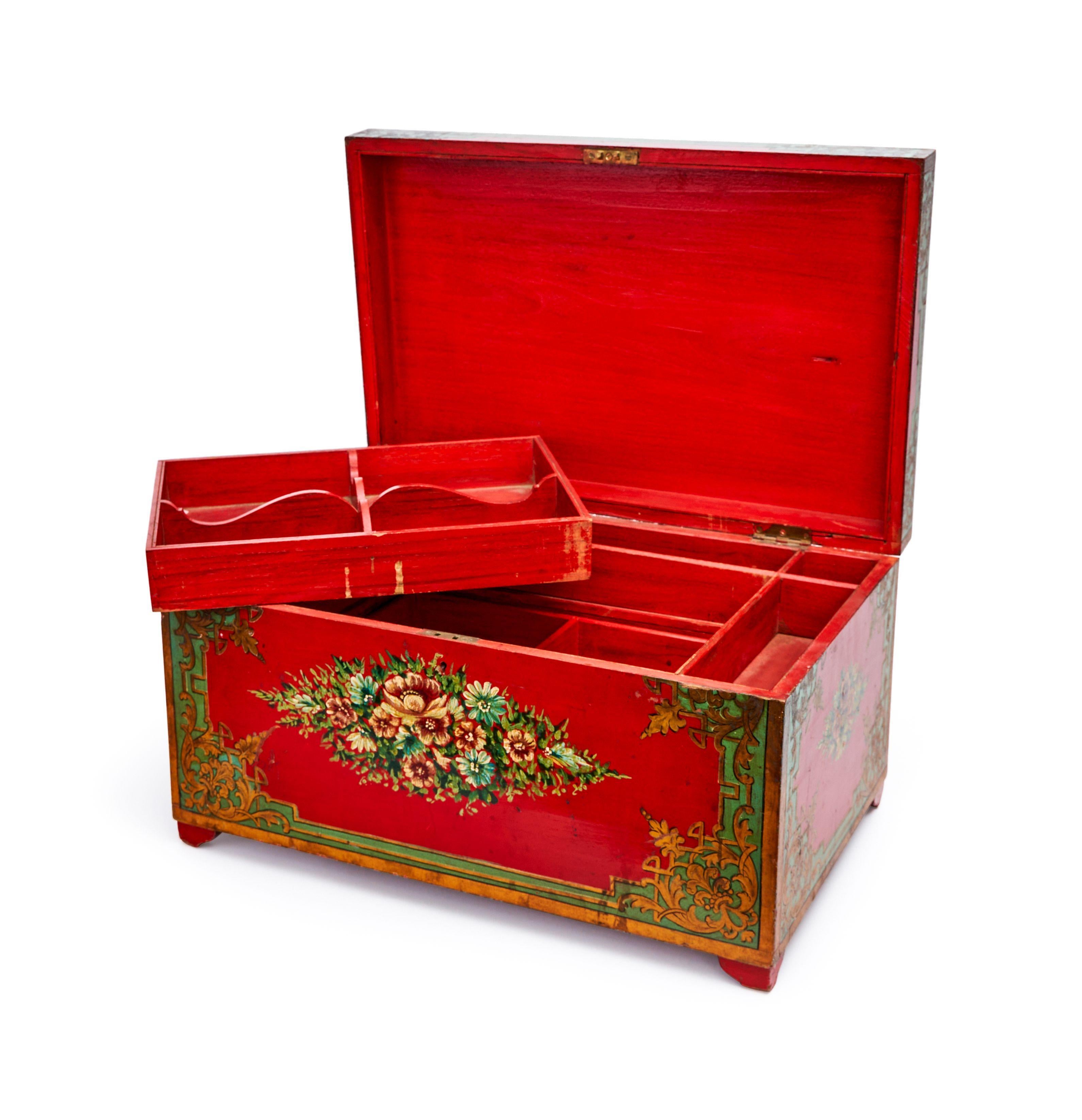 Une superbe boîte de caisse de l'ère Qajar, ornée d'une belle finition en laque rouge et de motifs floraux sur tout le pourtour de la boîte.
