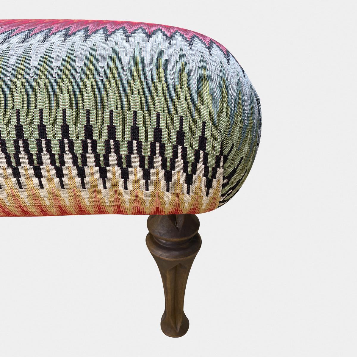 Un modèle unique fait à la main avec un rembourrage en tissu de type Missoni et des pieds en chêne tournés à la main, dont le design provient d'un pied de table antique en bronze. Fabriqué à Londres en Angleterre. 