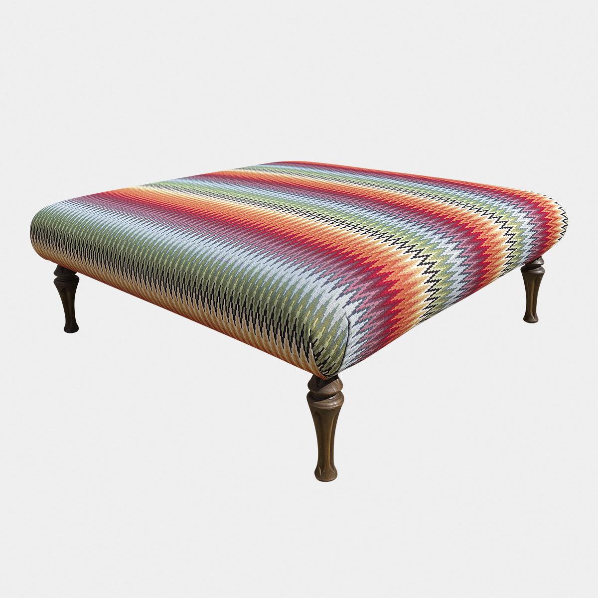 Anglais Un grand pouf fait à la main avec un rembourrage aux couleurs vives en vente
