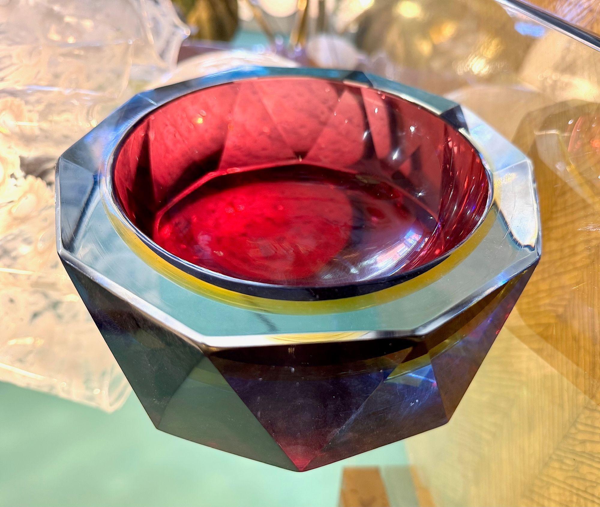 Grand bol en verre Murano Glass Sommerso à facettes des années 1960 bleu, violet et jaune en vente 6