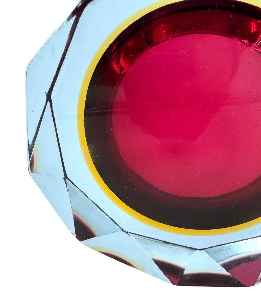 Grand bol en verre Murano Glass Sommerso à facettes des années 1960 bleu, violet et jaune en vente 7