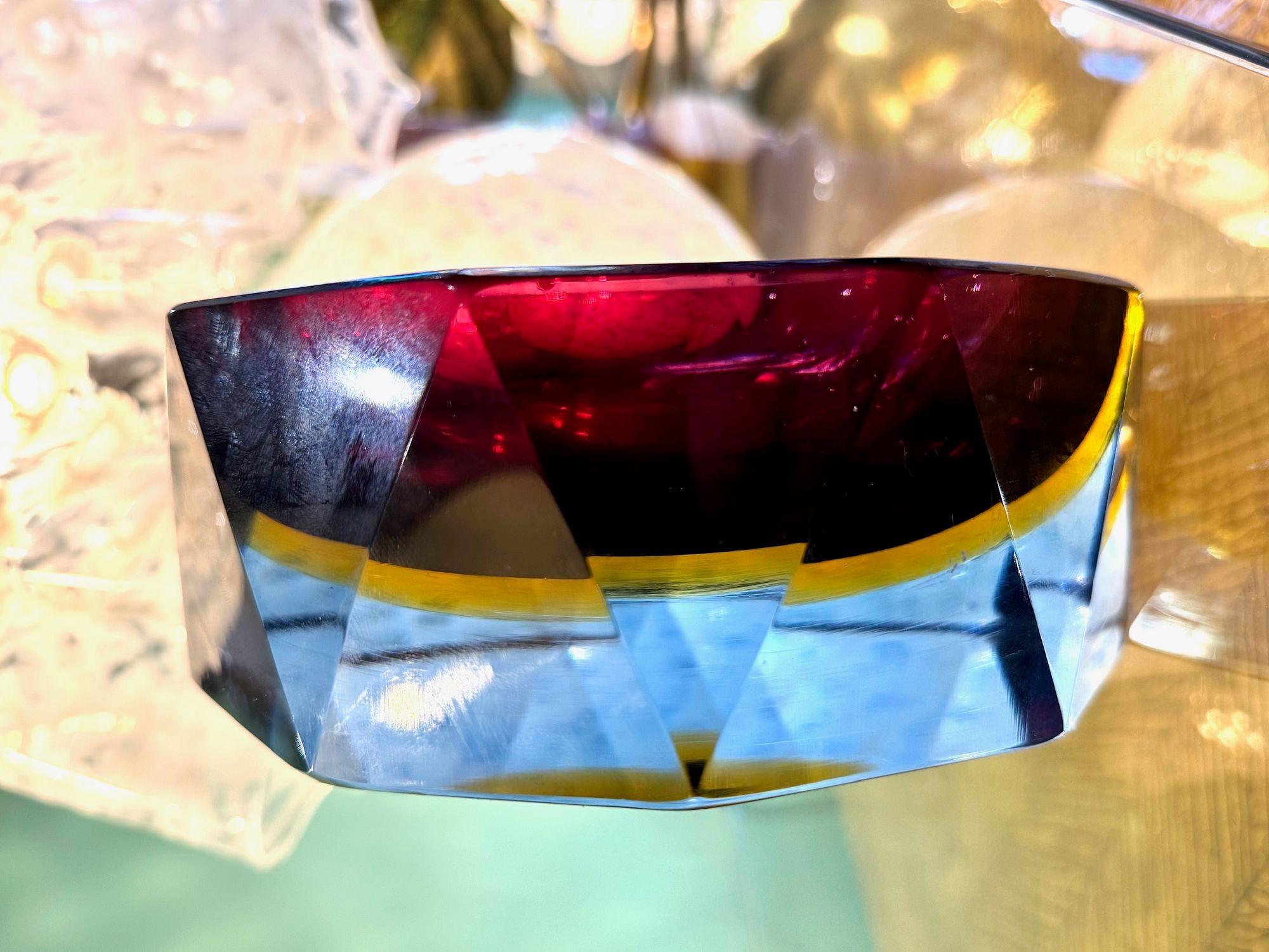 Grand bol en verre Murano Glass Sommerso à facettes des années 1960 bleu, violet et jaune en vente 8