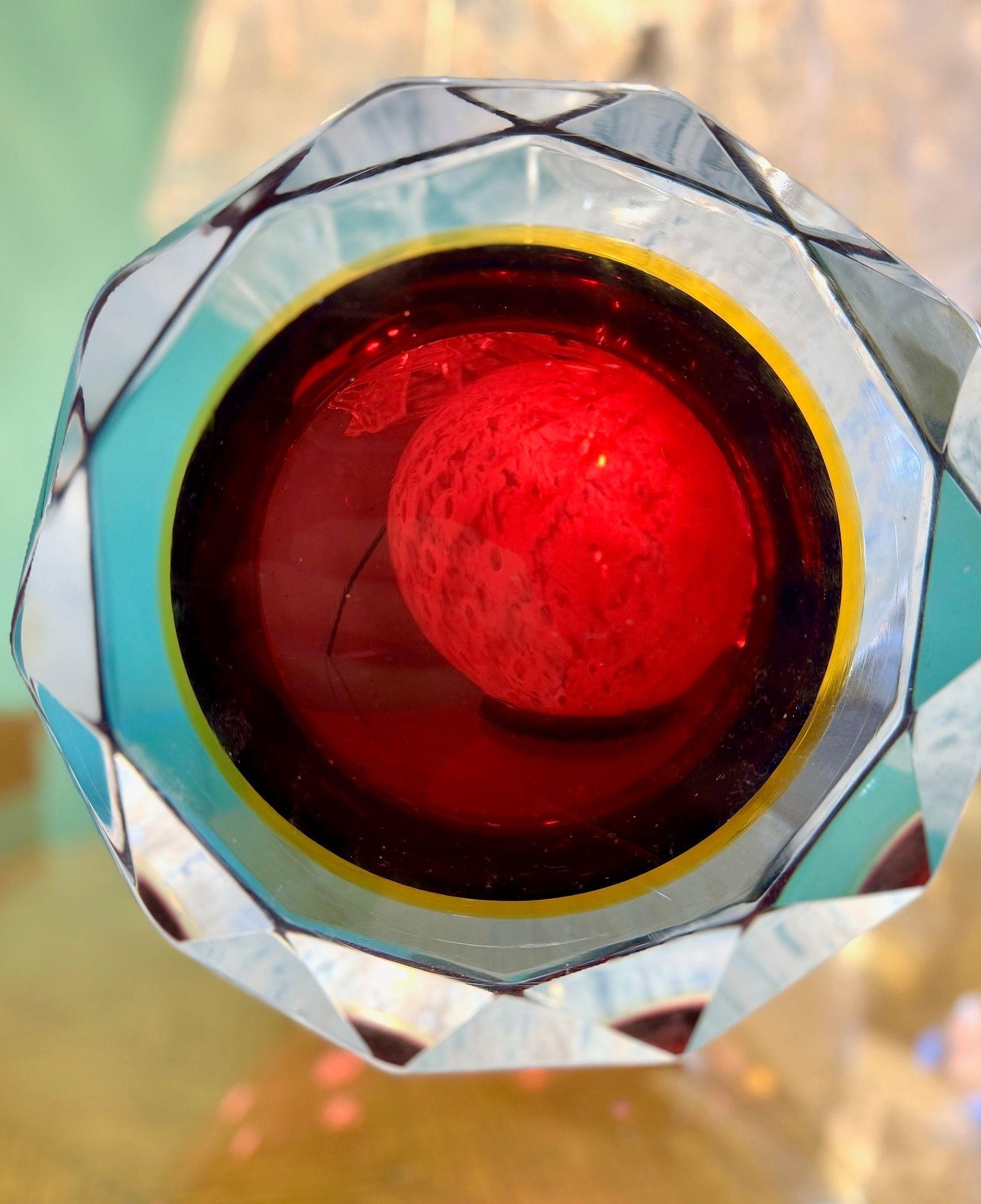 Grand bol en verre Murano Glass Sommerso à facettes des années 1960 bleu, violet et jaune en vente 9