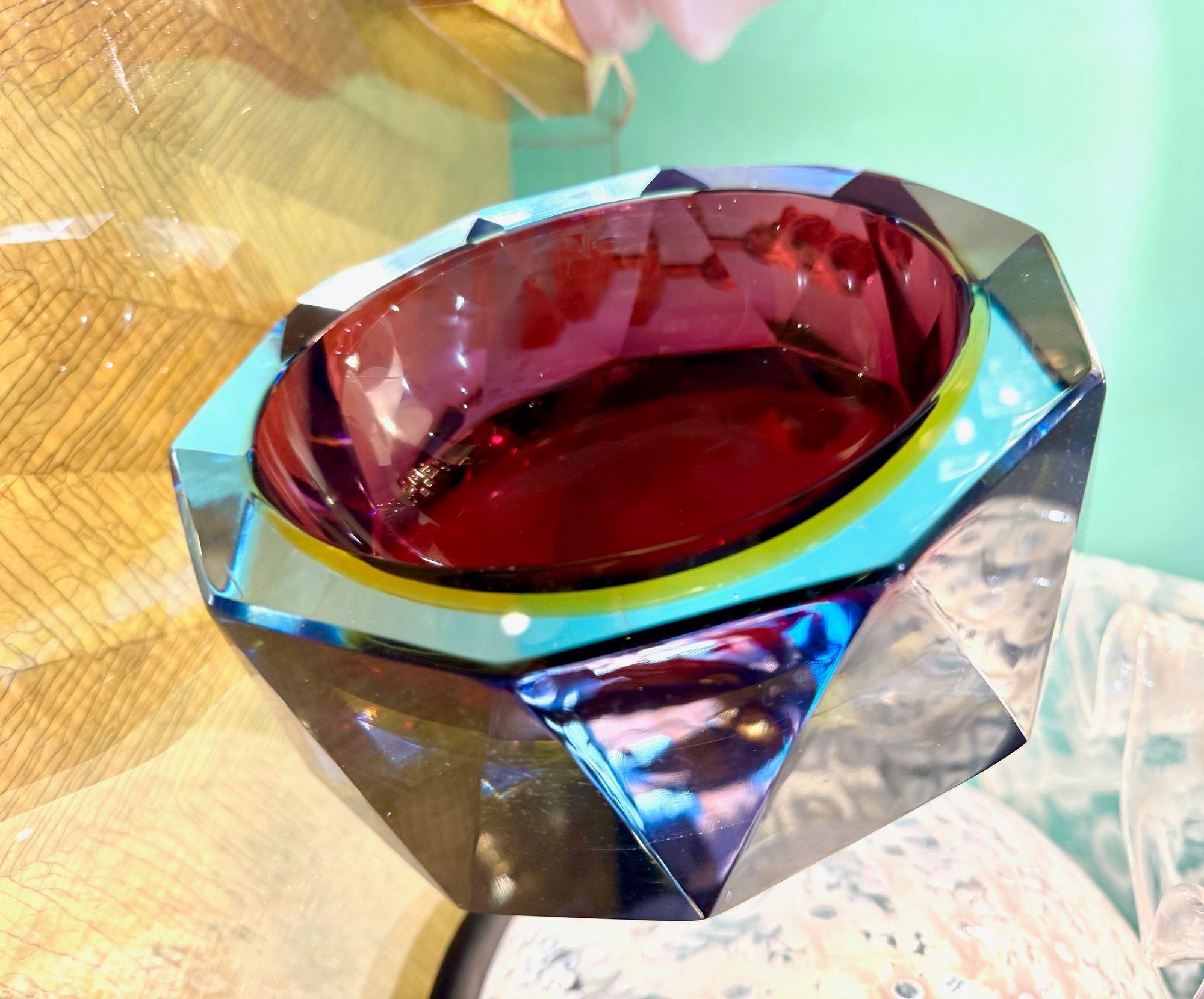 Grand bol en verre Murano Glass Sommerso à facettes des années 1960 bleu, violet et jaune en vente 10