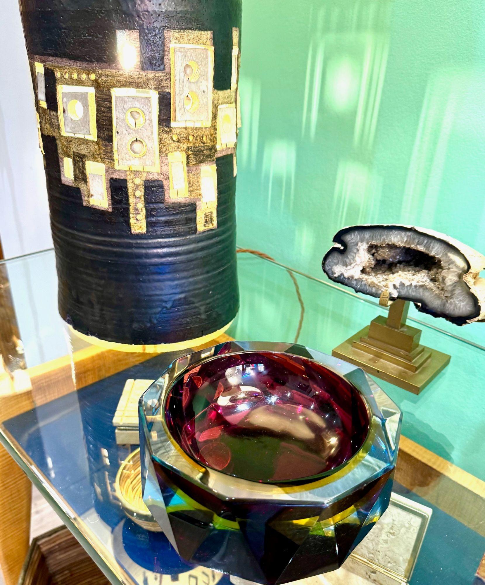 Un grand bol en verre de Murano des années 1960 de Seguso, avec 20 côtés facettés en verre de Murano violet, bleu et jaune. 