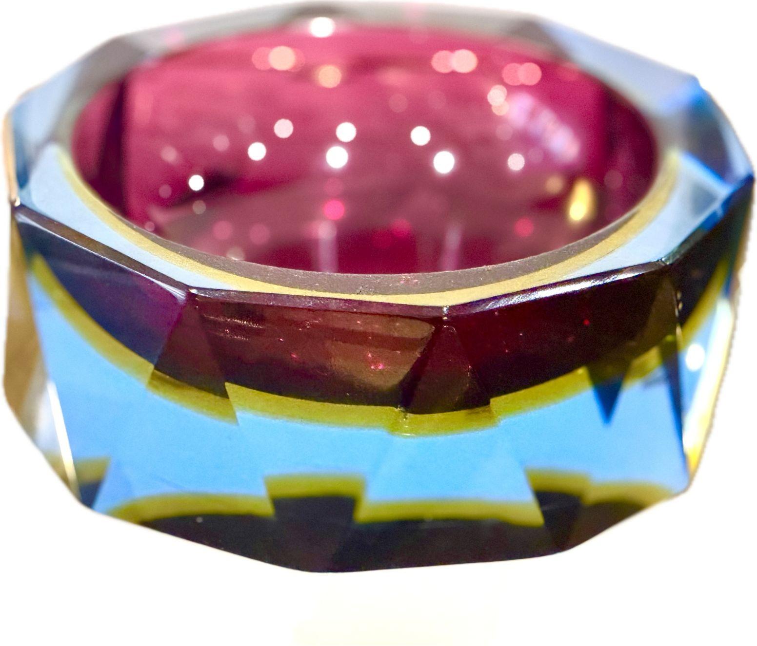 italien Grand bol en verre Murano Glass Sommerso à facettes des années 1960 bleu, violet et jaune en vente