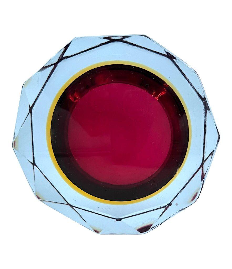 Grand bol en verre Murano Glass Sommerso à facettes des années 1960 bleu, violet et jaune Bon état - En vente à London, GB