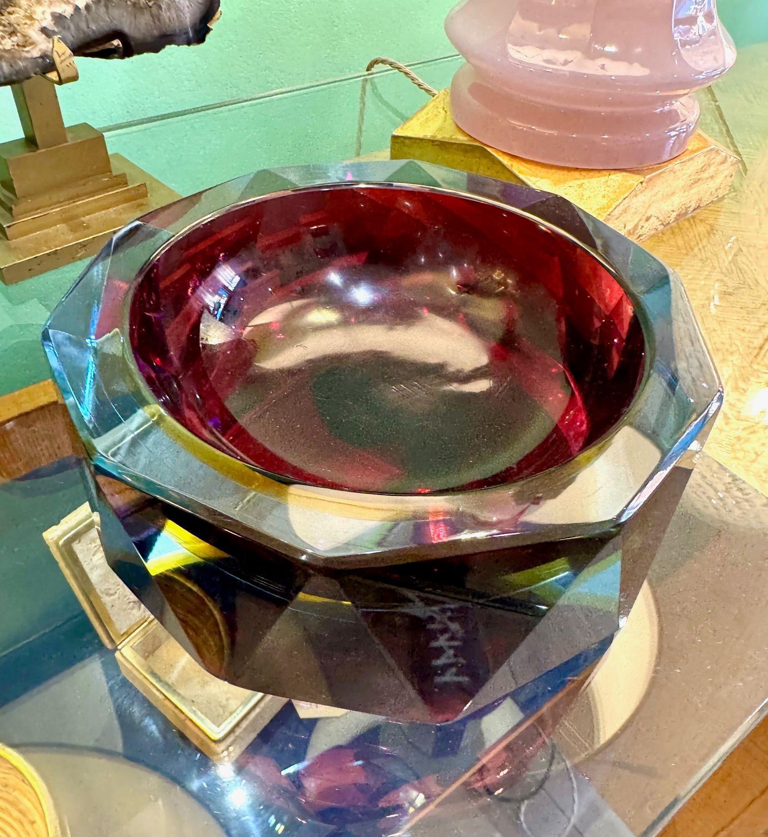 Milieu du XXe siècle Grand bol en verre Murano Glass Sommerso à facettes des années 1960 bleu, violet et jaune en vente