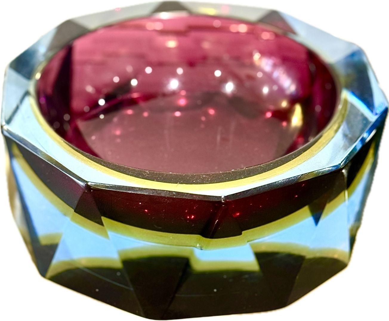 Verre de Murano Grand bol en verre Murano Glass Sommerso à facettes des années 1960 bleu, violet et jaune en vente