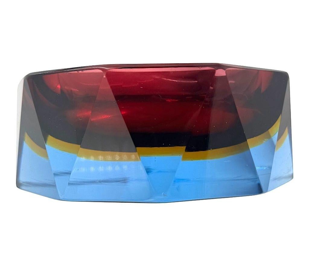 Grand bol en verre Murano Glass Sommerso à facettes des années 1960 bleu, violet et jaune en vente 1