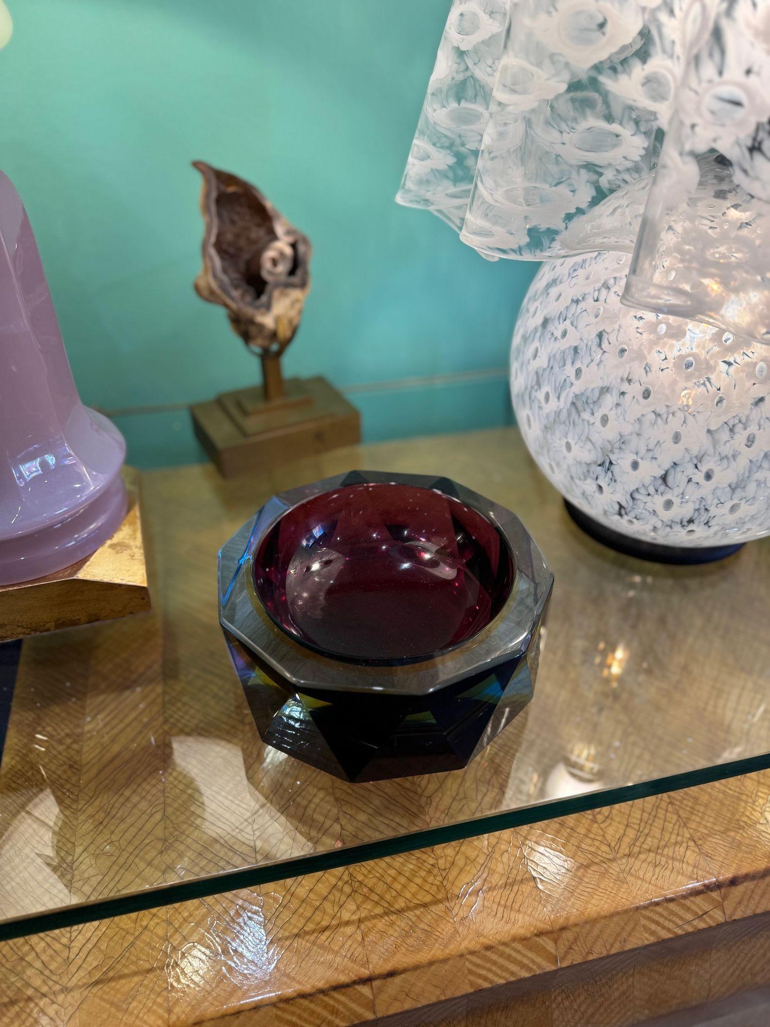 Grand bol en verre Murano Glass Sommerso à facettes des années 1960 bleu, violet et jaune en vente 3