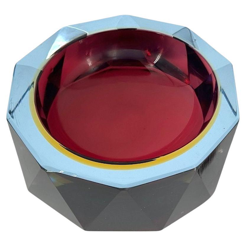 Grand bol en verre Murano Glass Sommerso à facettes des années 1960 bleu, violet et jaune en vente