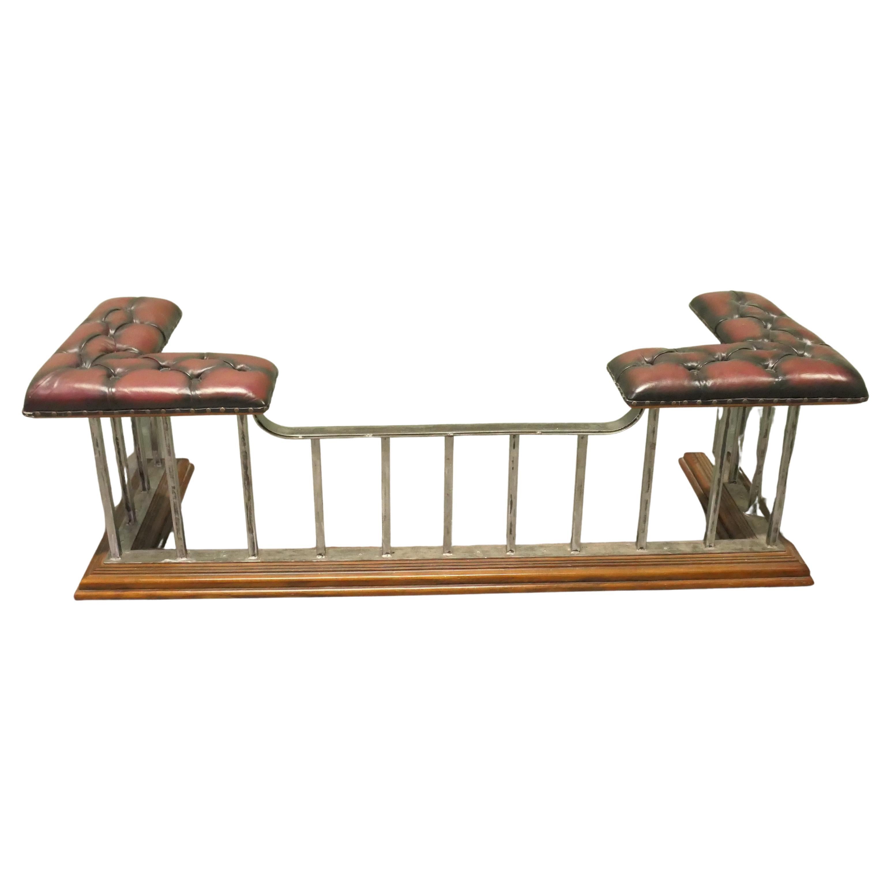 Un grande e pesante set di parafanghi da club in ottone vittoriano su Wood