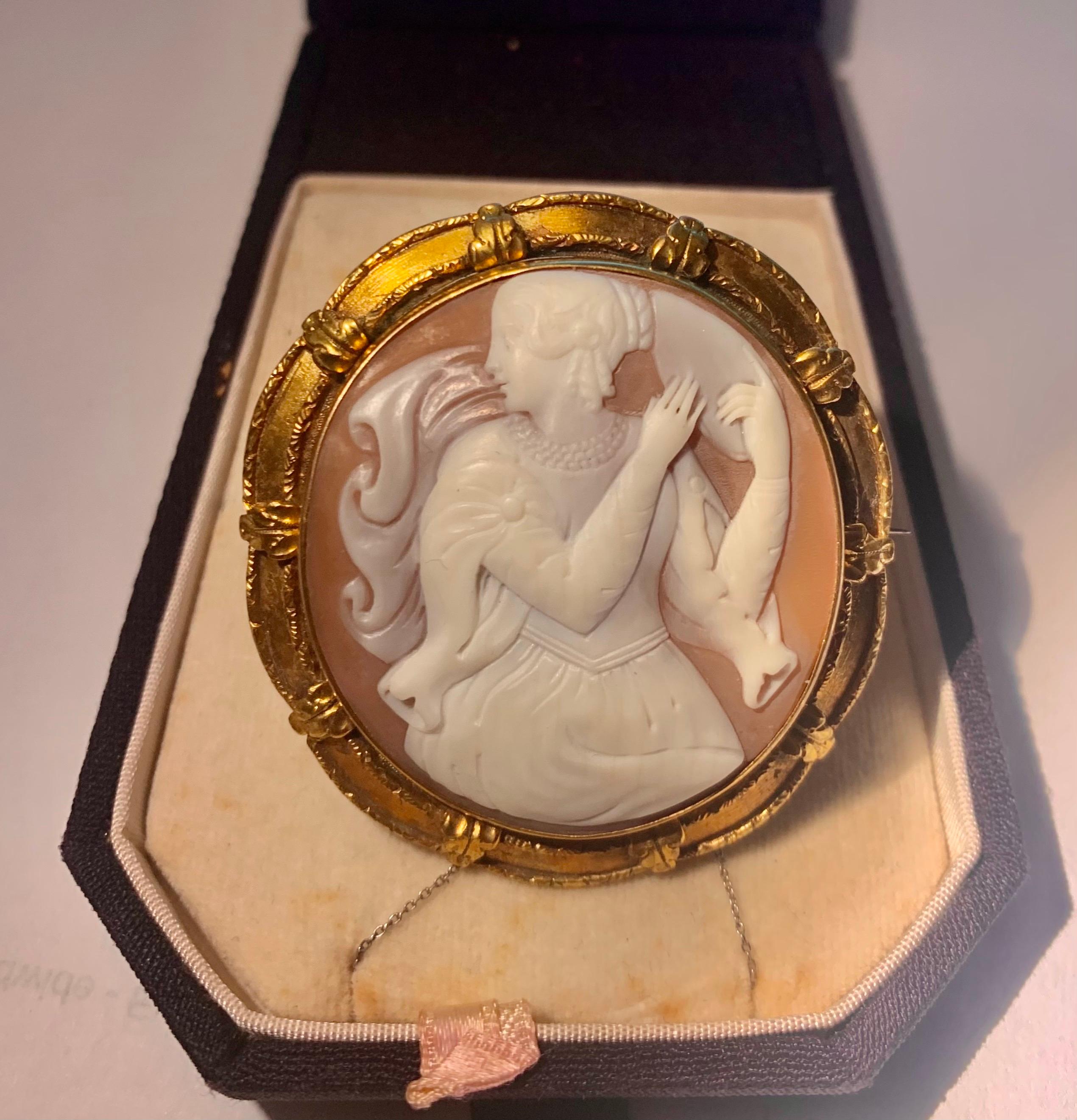 Large High Quality Victorian Cameo Brooch Superb 15ct Gold Frame In Excellent Condition For Sale In Kenley surrey, GB