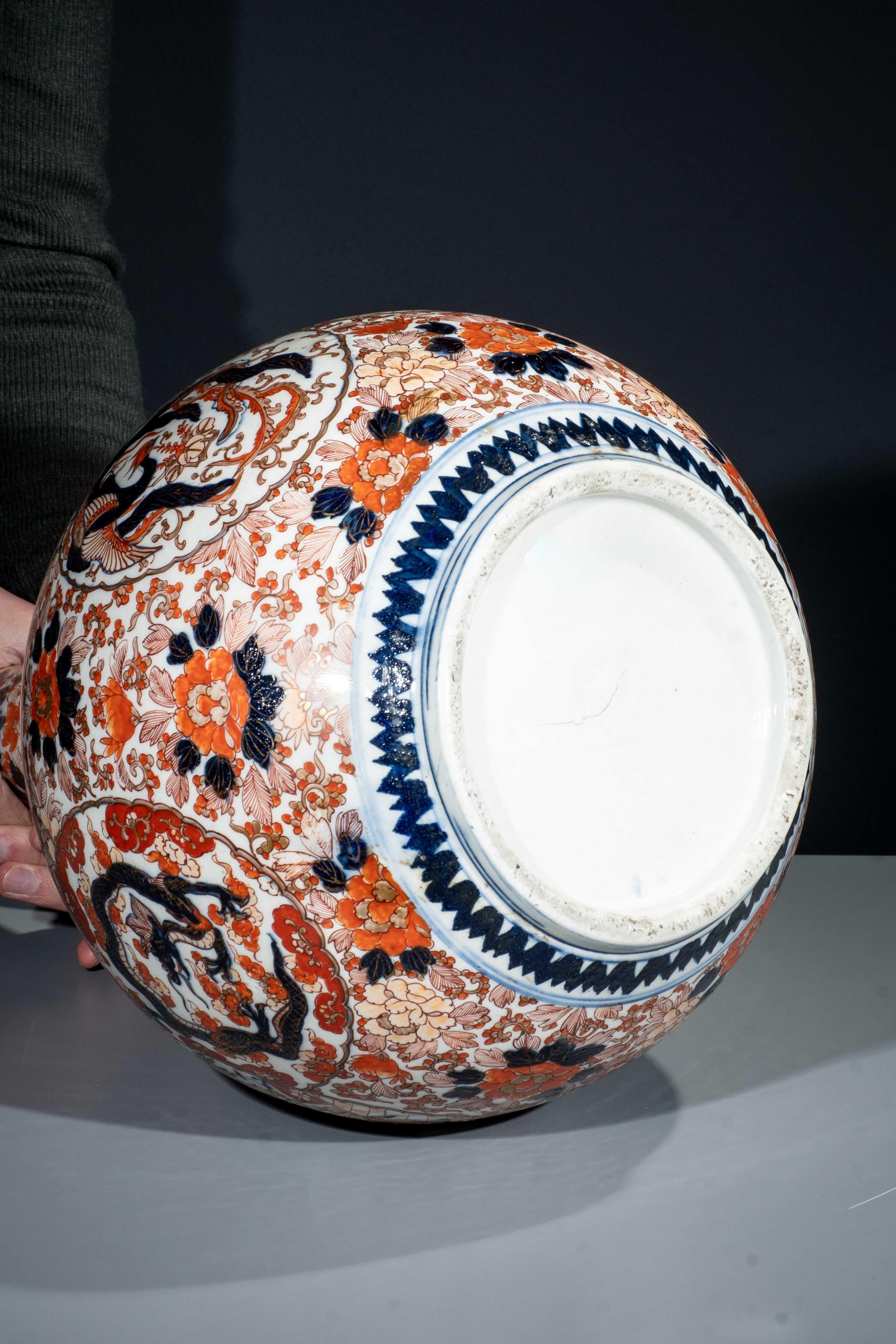 Grand vase Imari avec dragon, phénix et fleurs en vente 4