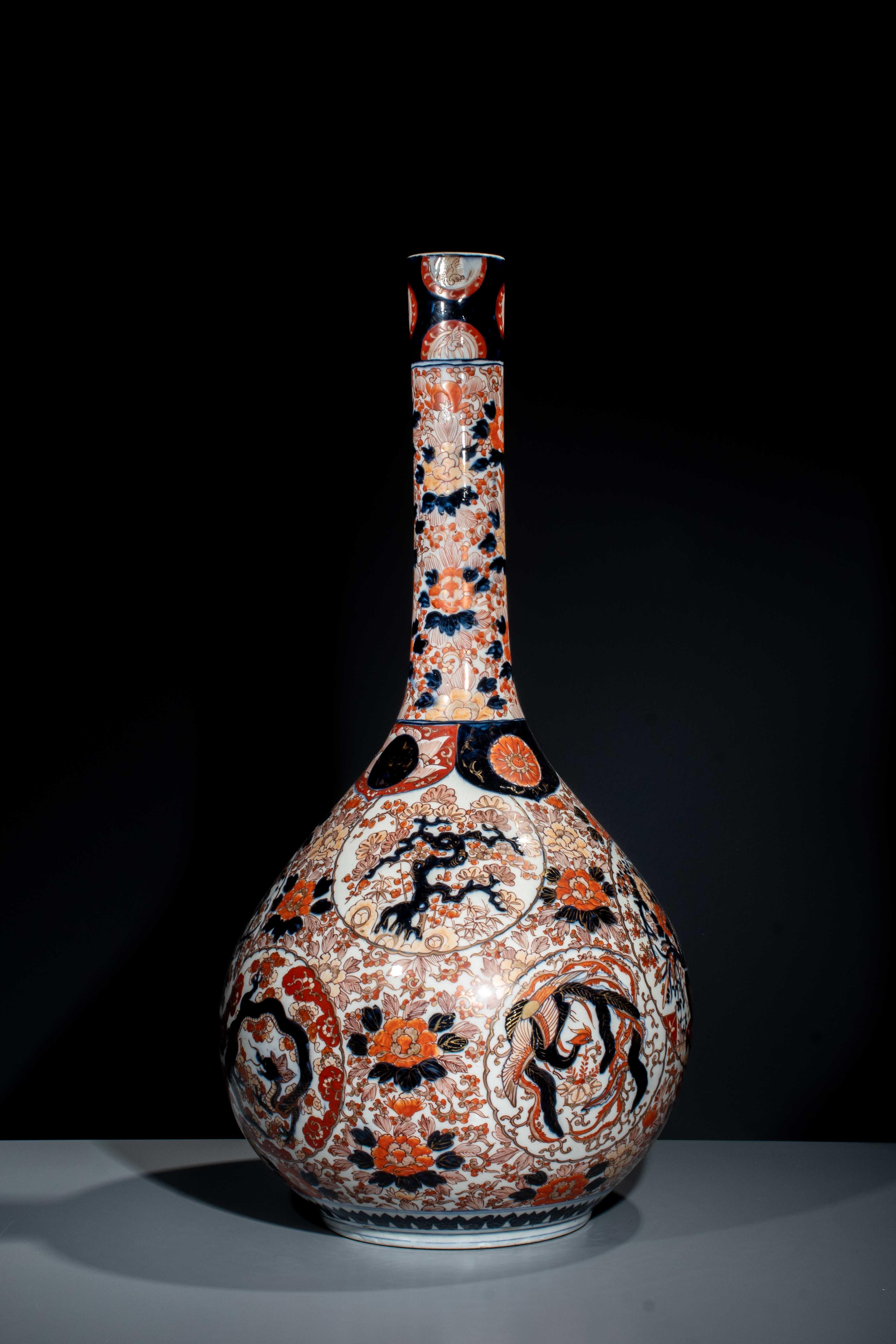 Peint à la main Grand vase Imari avec dragon, phénix et fleurs en vente