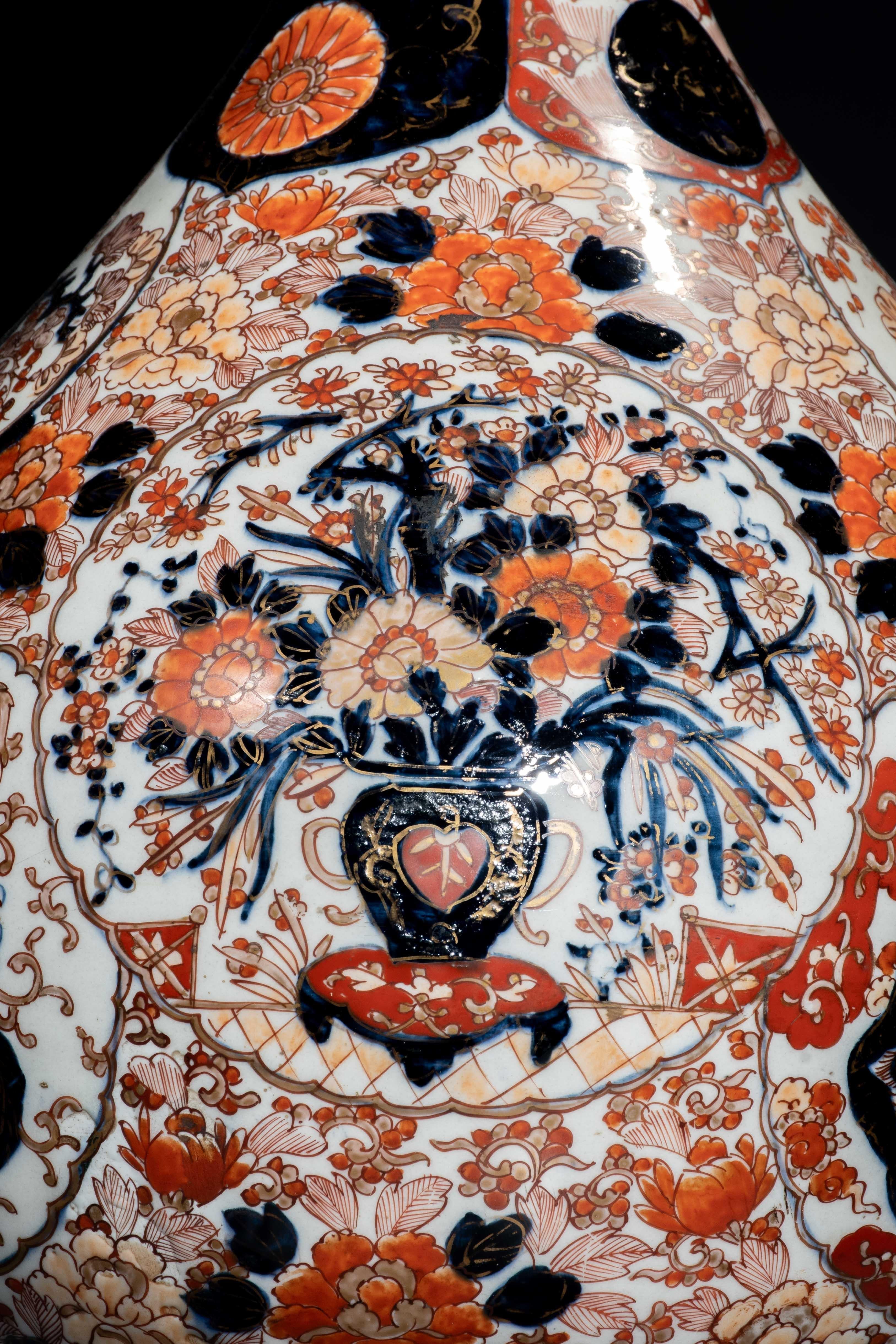 Grand vase Imari avec dragon, phénix et fleurs Excellent état - En vente à Milano, IT
