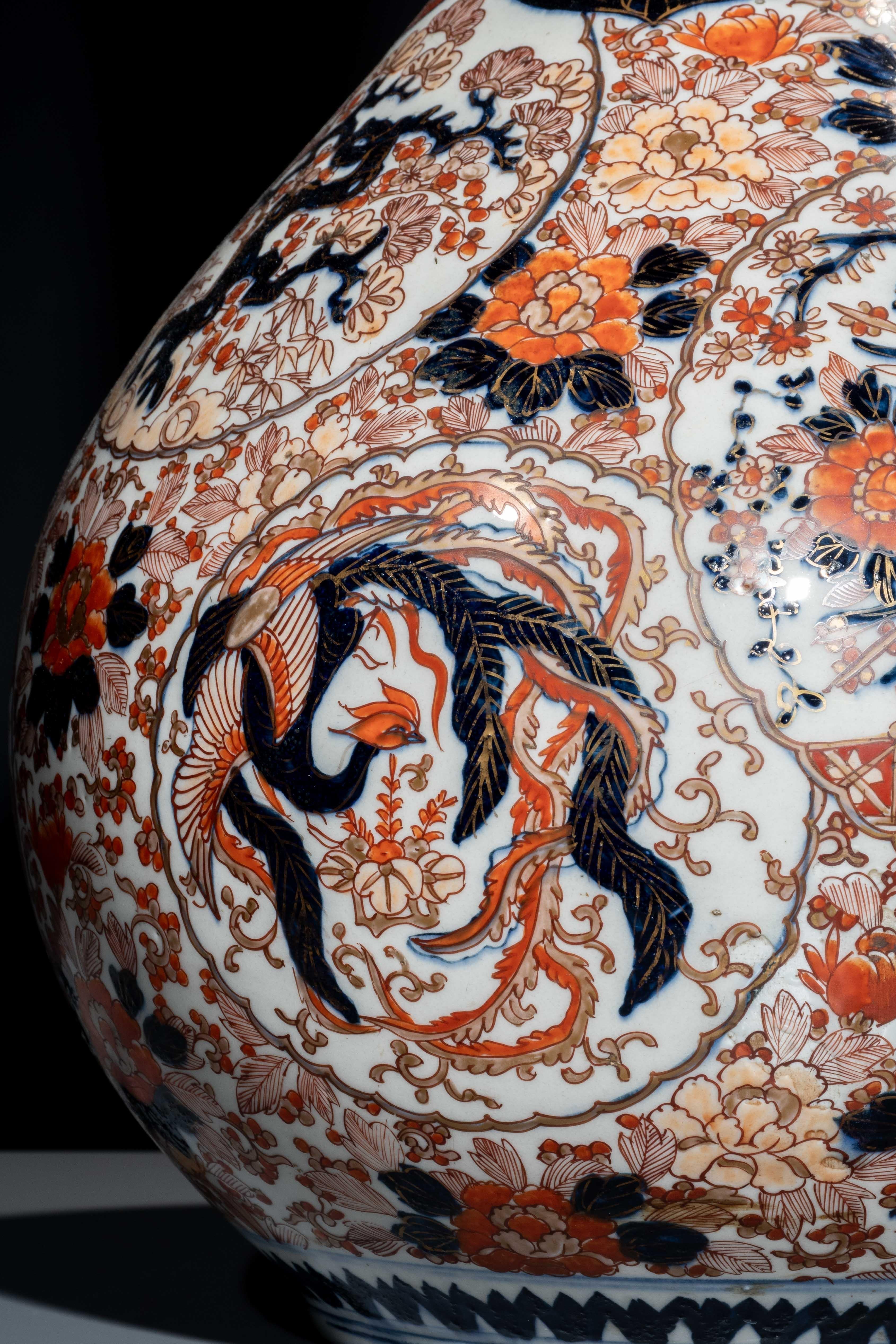 XIXe siècle Grand vase Imari avec dragon, phénix et fleurs en vente