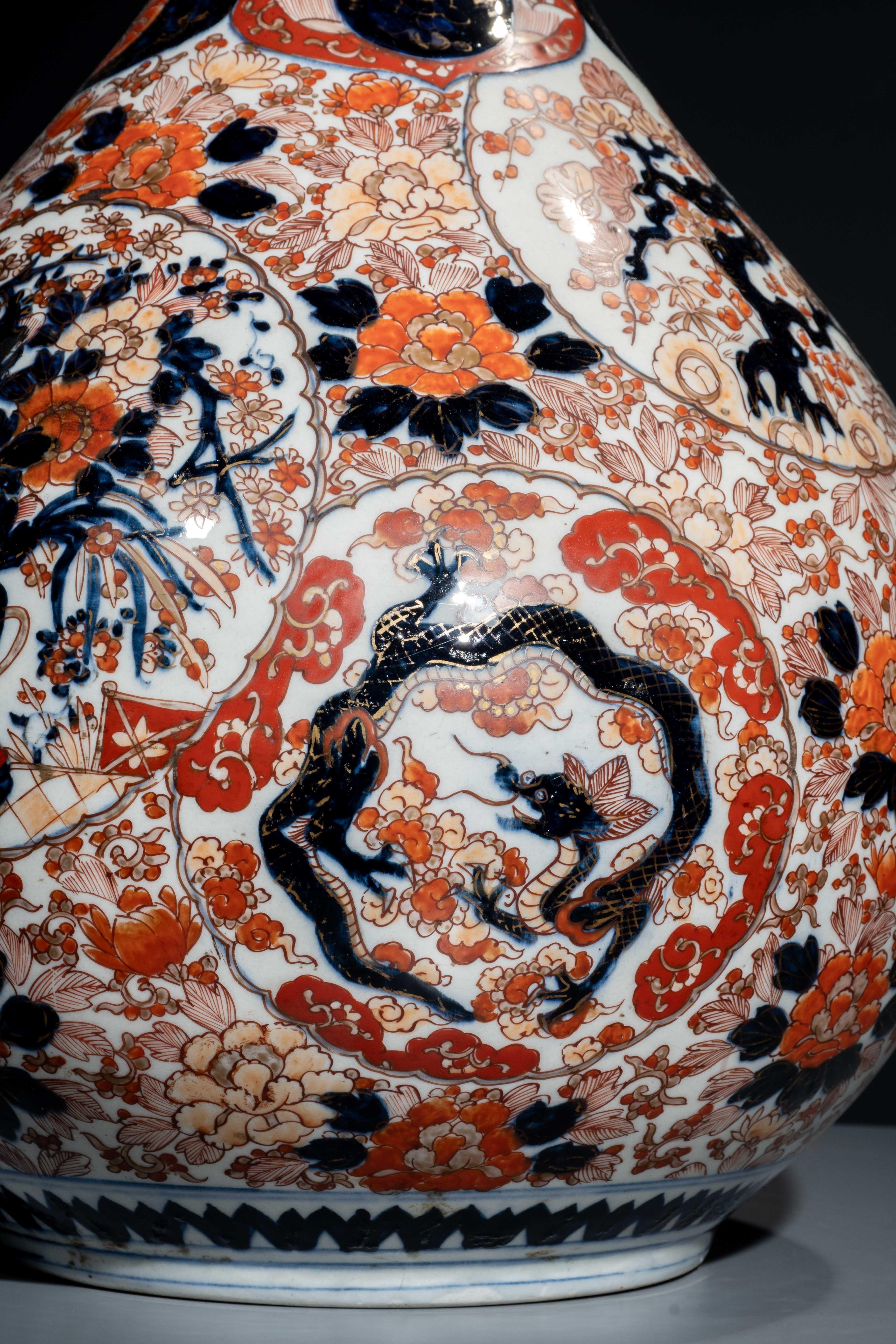Porcelaine Grand vase Imari avec dragon, phénix et fleurs en vente