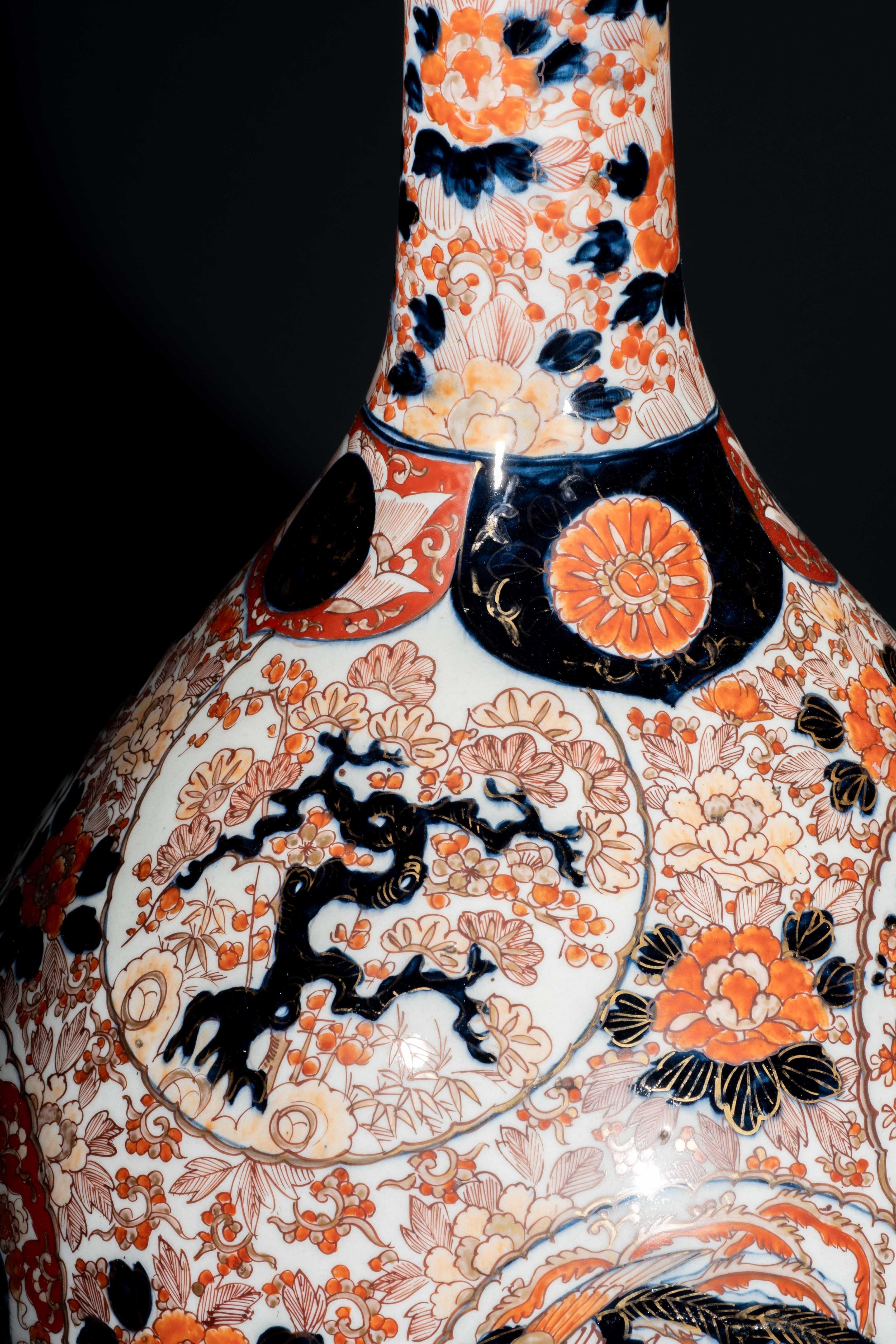 Grand vase Imari avec dragon, phénix et fleurs en vente 1