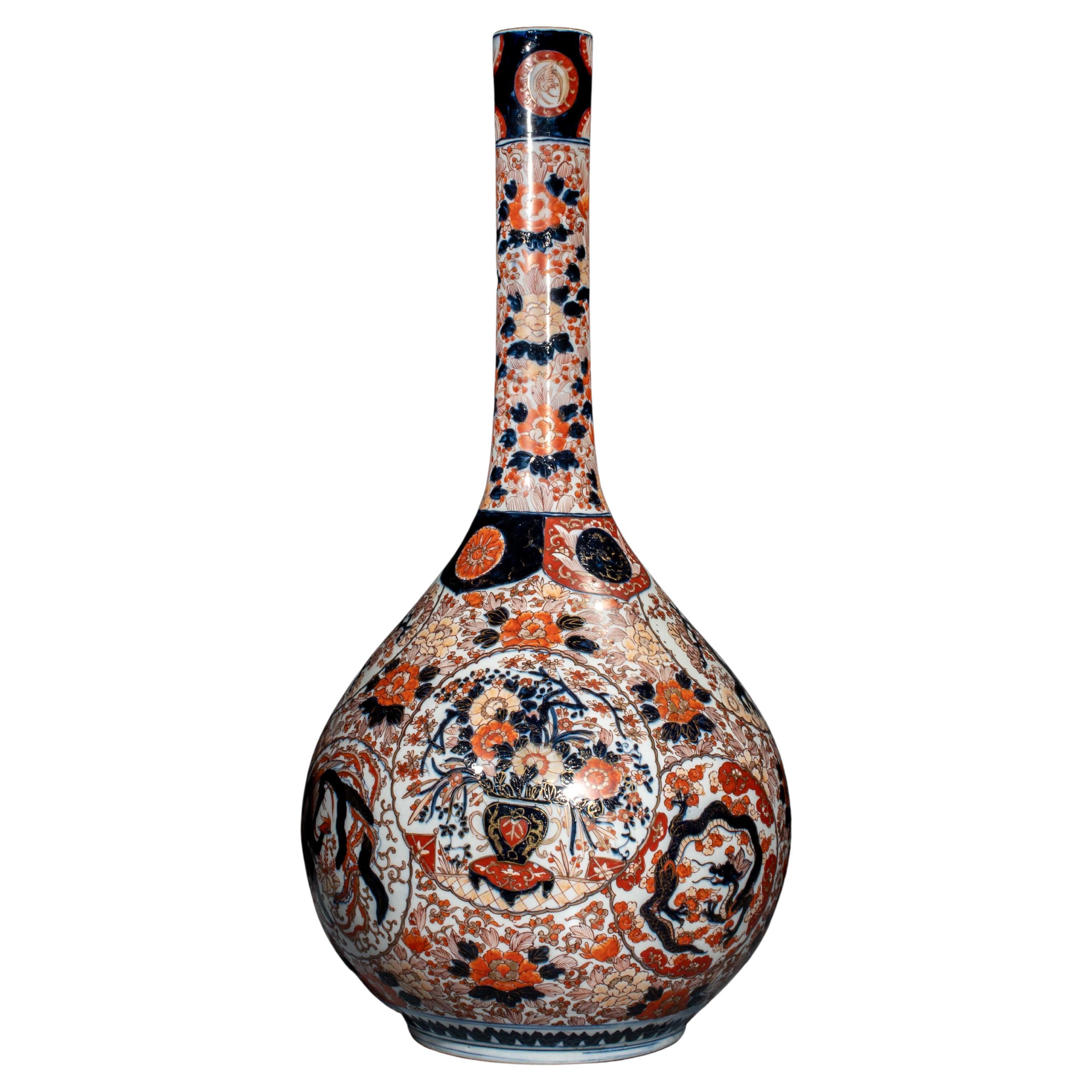 Grand vase Imari avec dragon, phénix et fleurs en vente