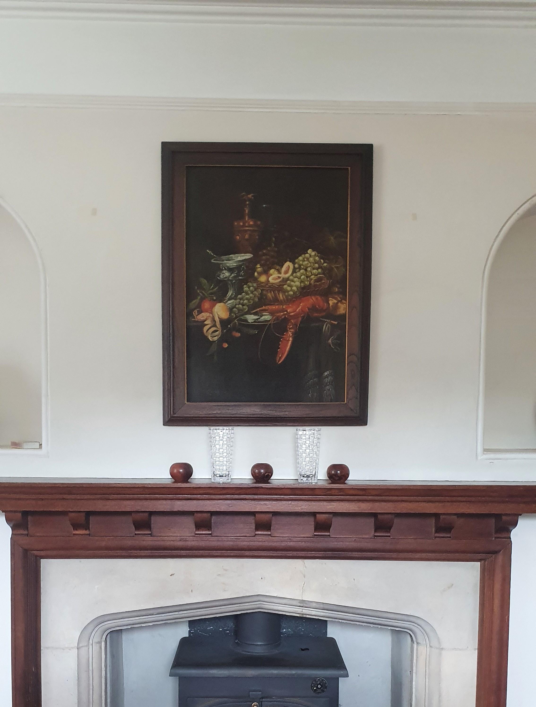 Este es un bello, elegante y llamativo bodegón al óleo de una Langosta con fruta sobre una mesa desbordante con cubiertos, cesta o fruta, follaje un cangrejo volcado y tela drapeada

Cuanto más miras esta obra de arte histórica, más ves. Sobre un