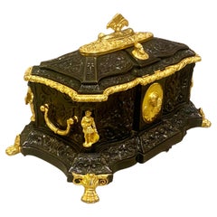 Une grande et impressionnante boîte à bijoux en bronze du 19ème siècle. Circa 1860