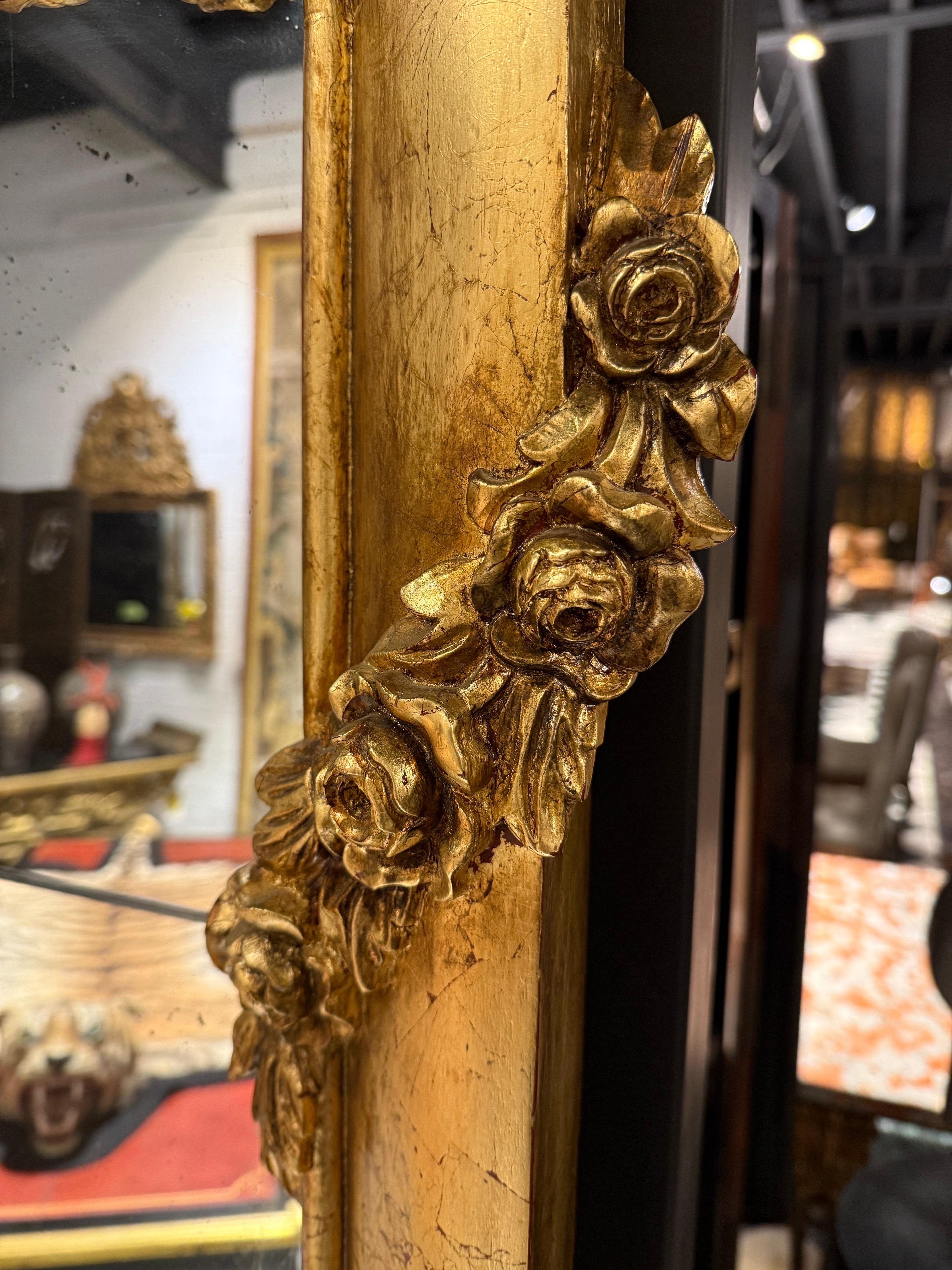 Ein großer, beeindruckender Salonspiegel aus vergoldetem Holz im Angebot 6