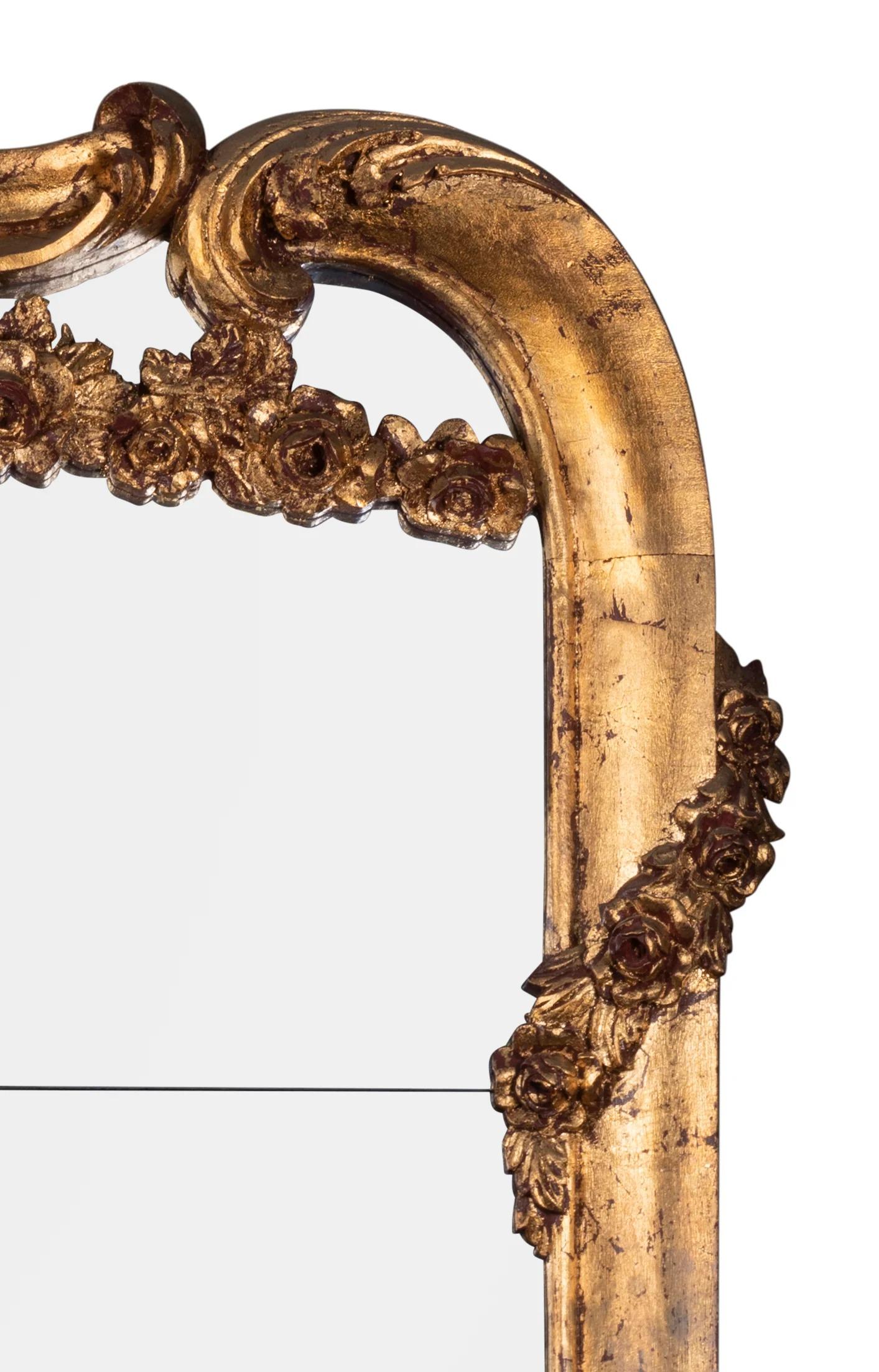 Ein großer, beeindruckender Salonspiegel aus vergoldetem Holz

Mit geschnitztem Blumenmotiv an der Seite, nach dem französischen Original des 19. Jahrhunderts. Wohnkultur und Innenarchitektur.

Provenienz: Private Australian