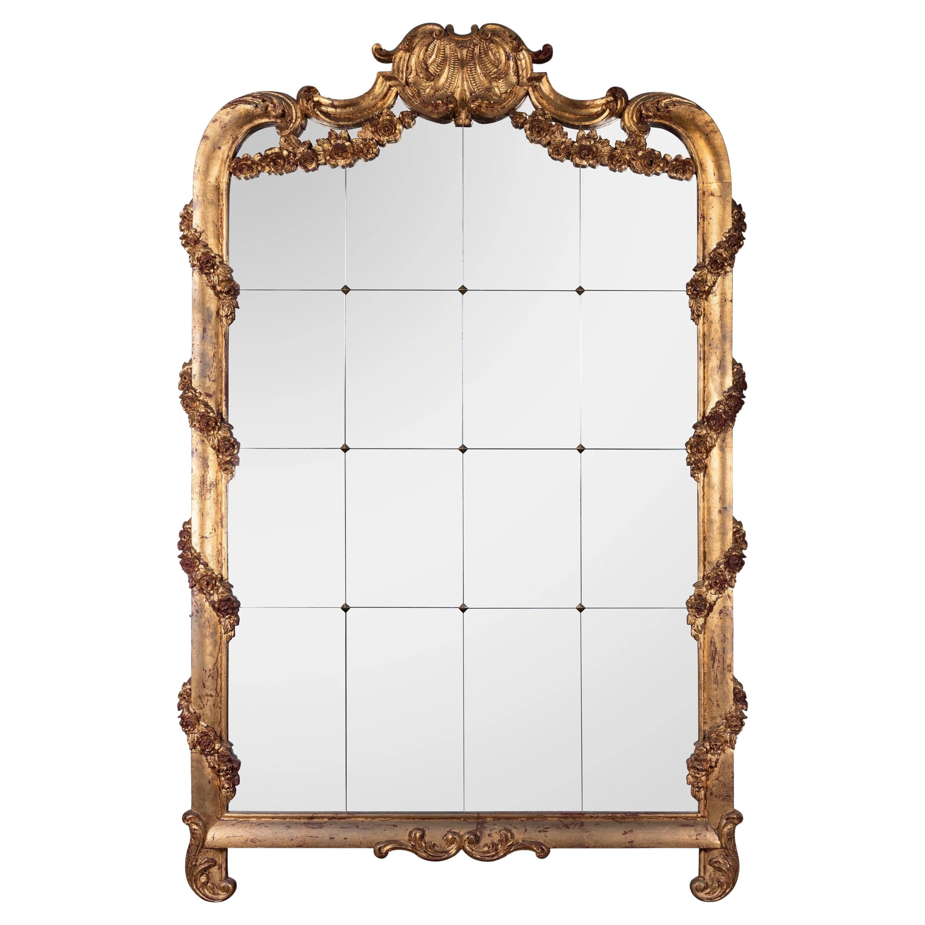 Ein großer, beeindruckender Salonspiegel aus vergoldetem Holz im Angebot
