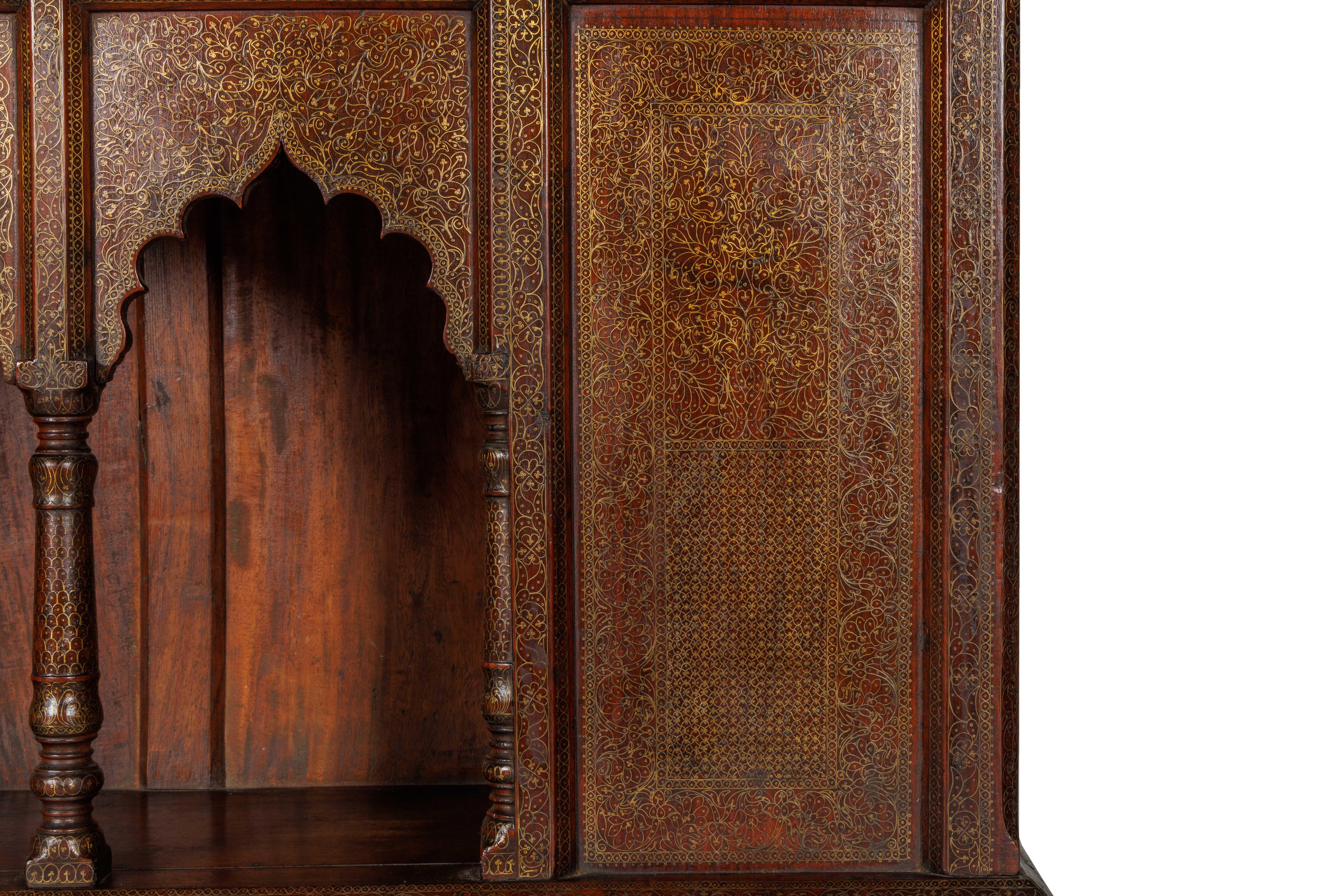 Großer indischer architektonischer Wandschrank mit Golddraht-Intarsien im Angebot 3