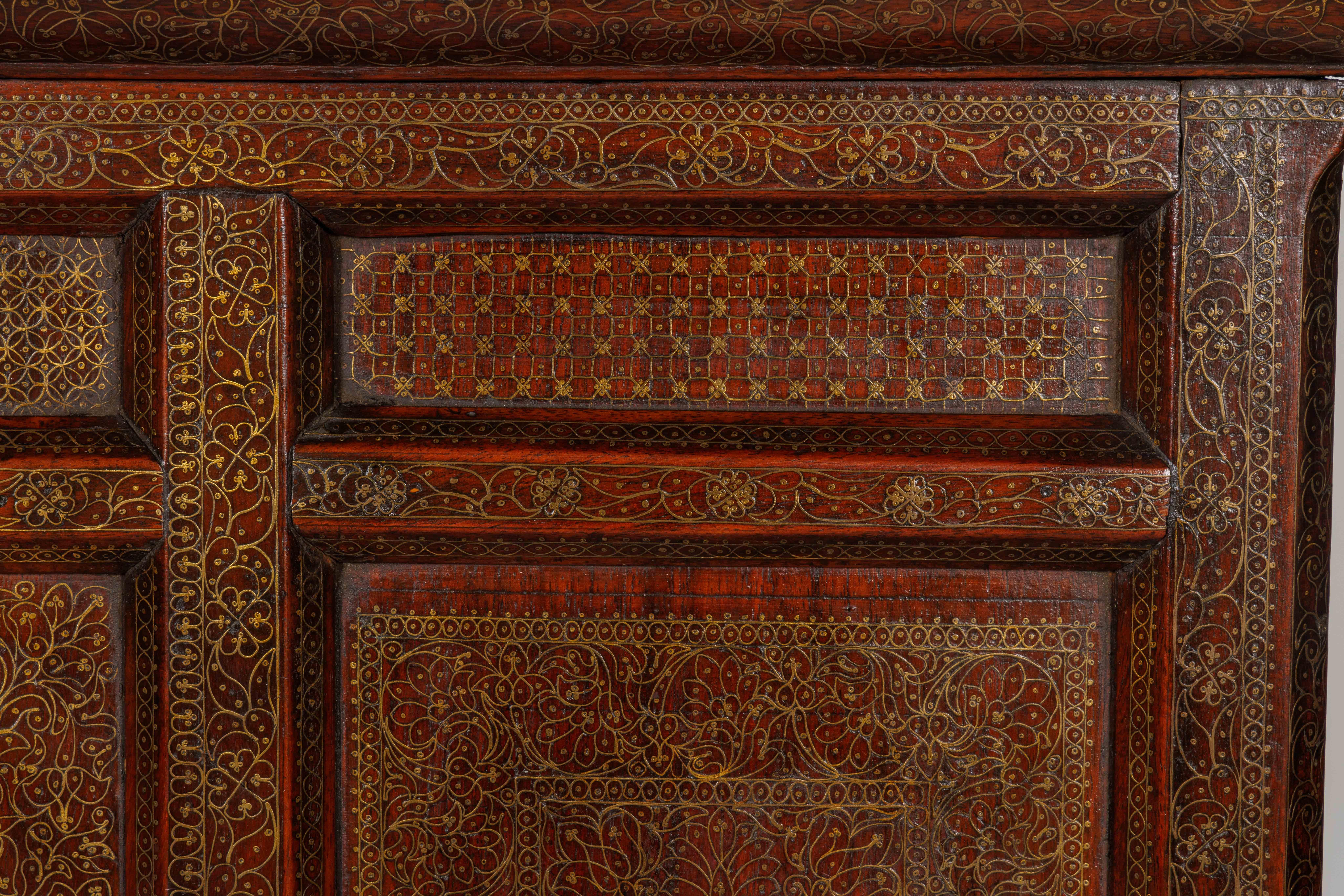 Großer indischer architektonischer Wandschrank mit Golddraht-Intarsien im Angebot 4