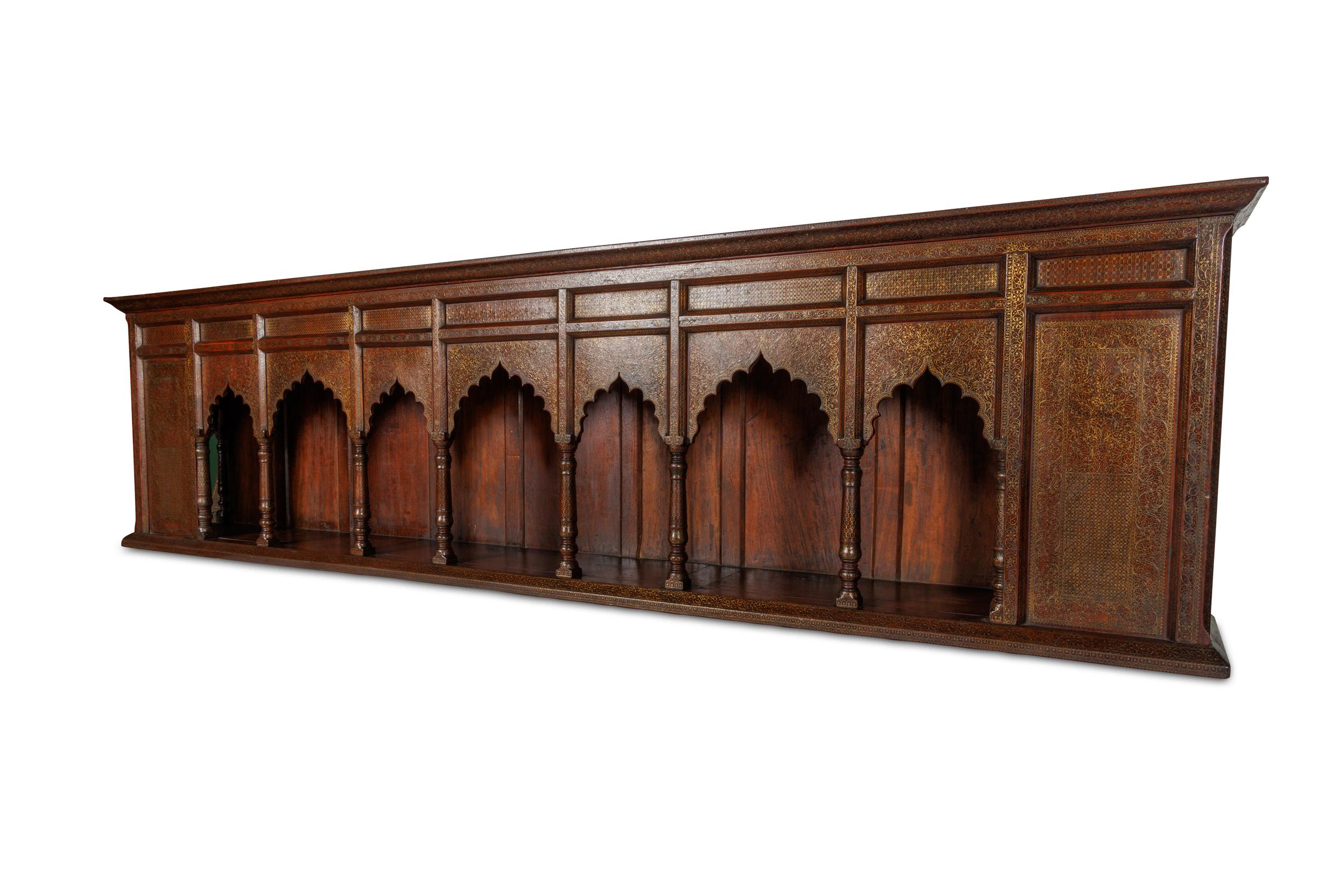 Großer indischer architektonischer Wandschrank mit Golddraht-Intarsien im Angebot 5