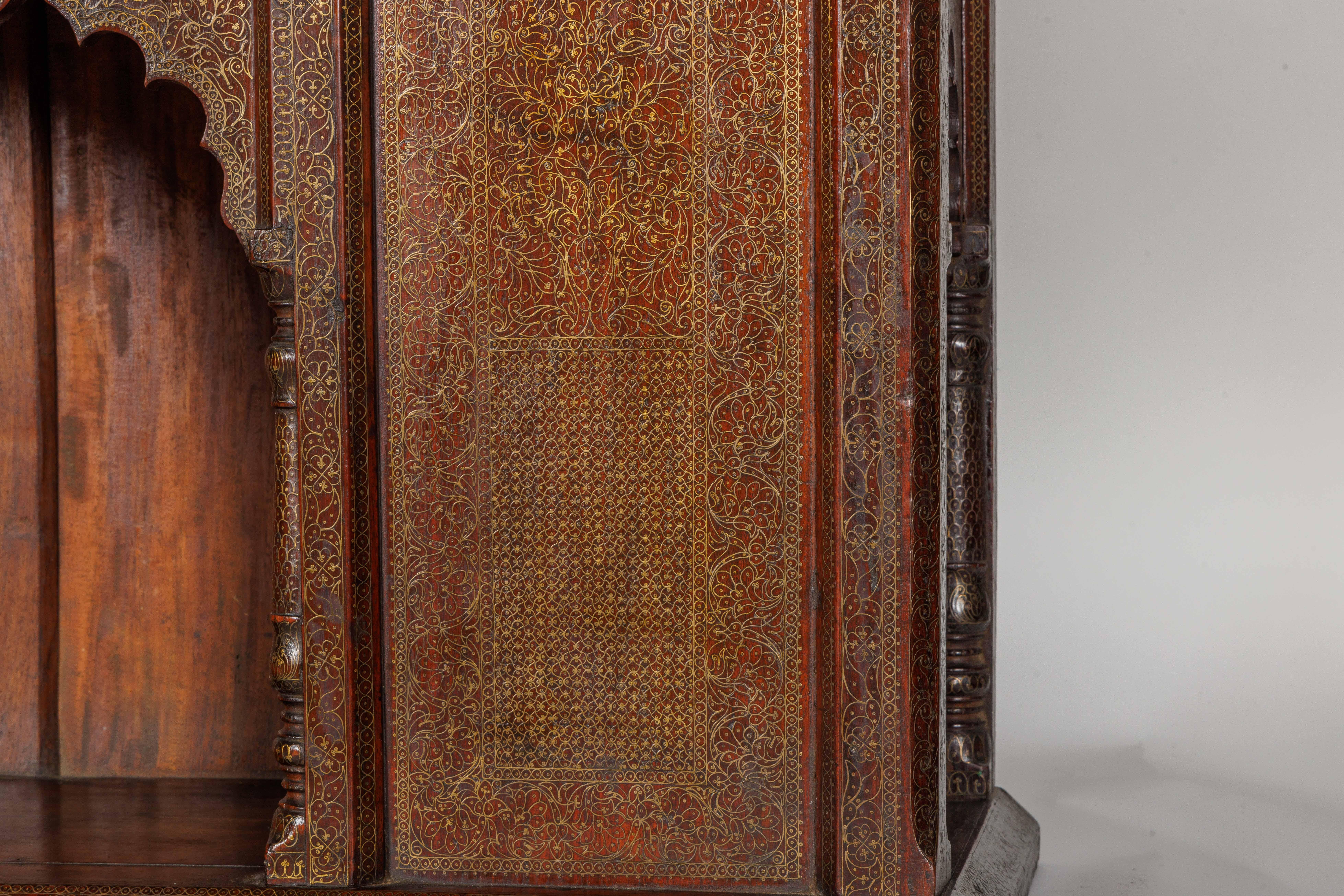 Großer indischer architektonischer Wandschrank mit Golddraht-Intarsien im Angebot 6