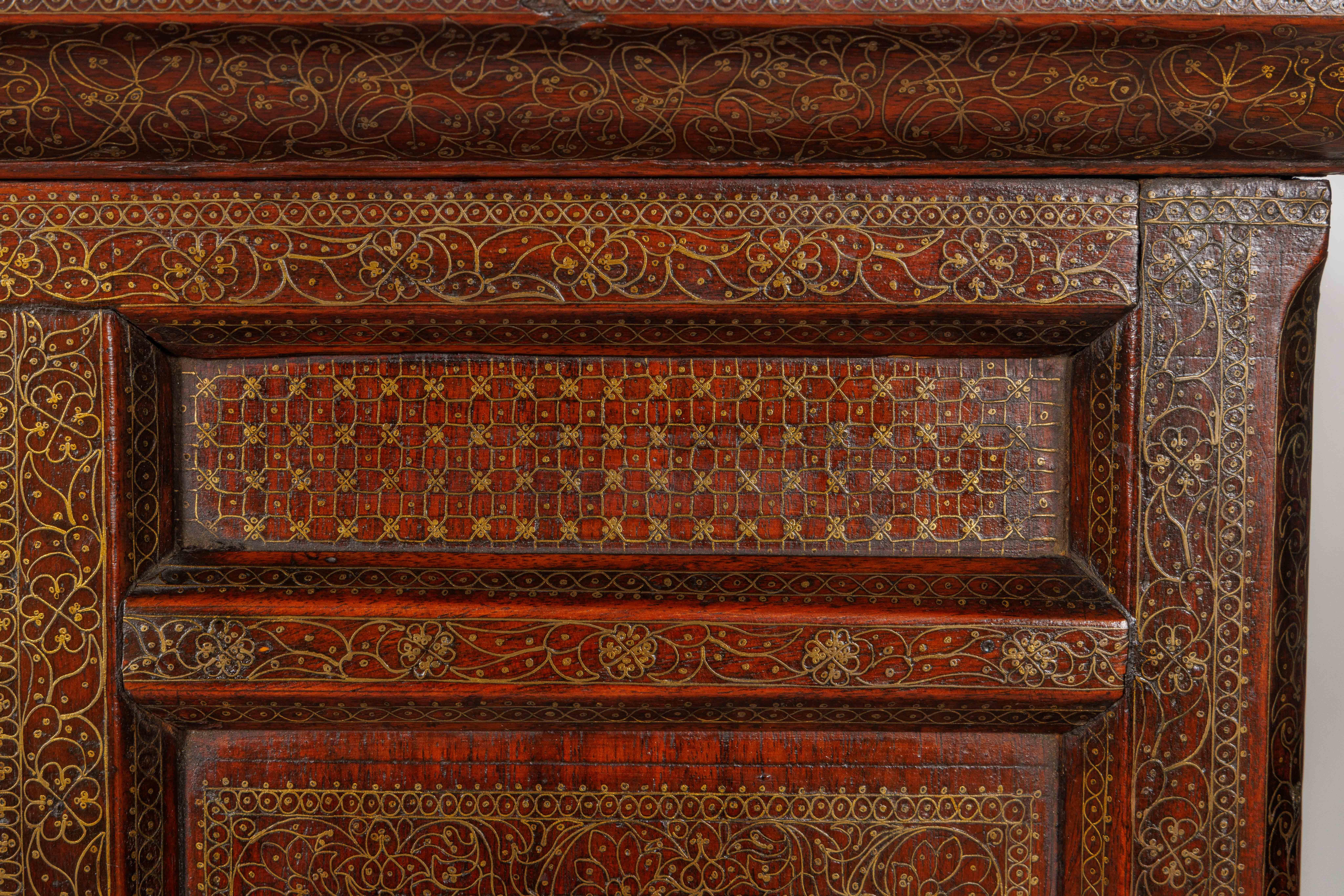 Großer indischer architektonischer Wandschrank mit Golddraht-Intarsien im Angebot 8