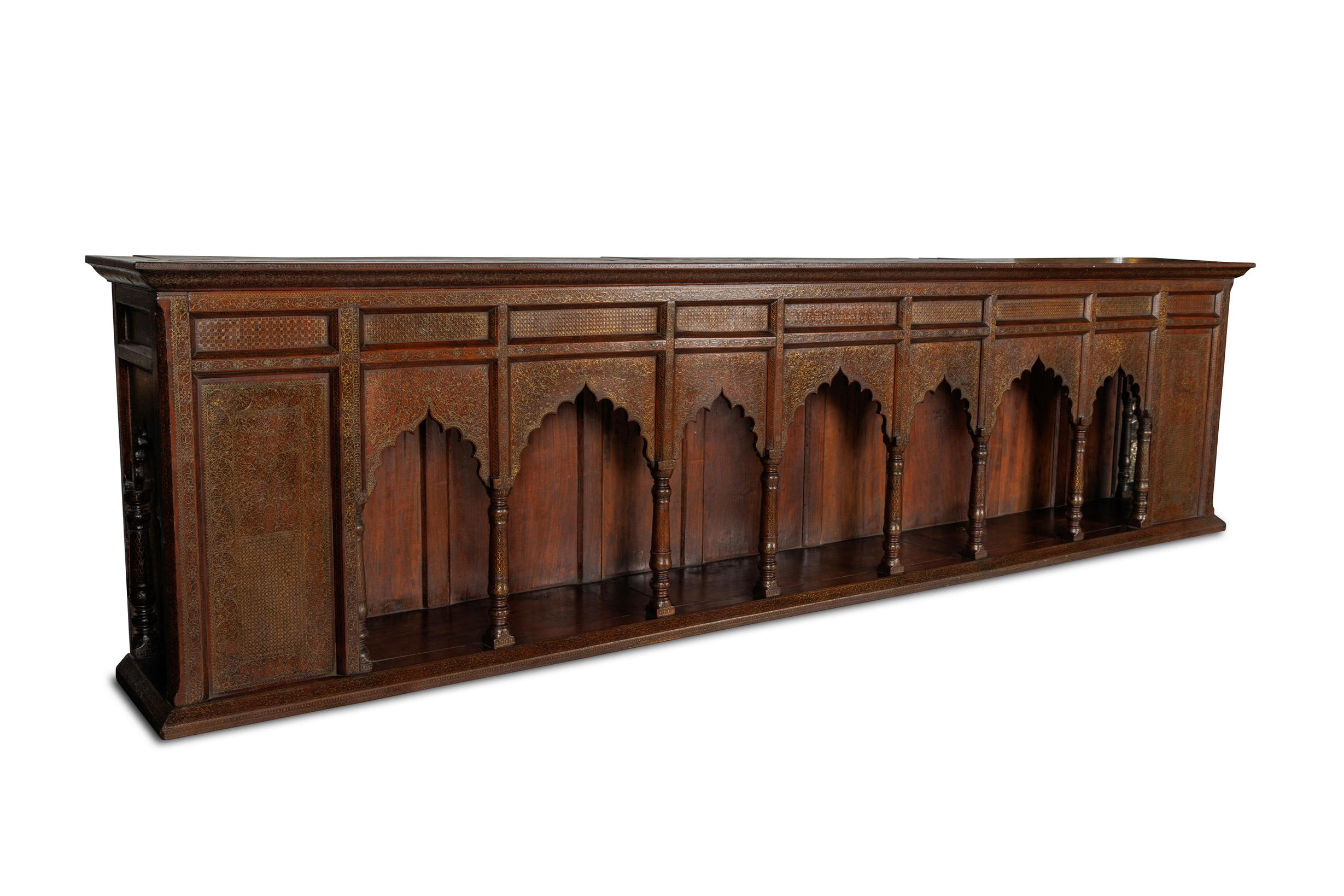 Großer indischer architektonischer Wandschrank mit Golddraht-Intarsien (Anglo-indisch) im Angebot
