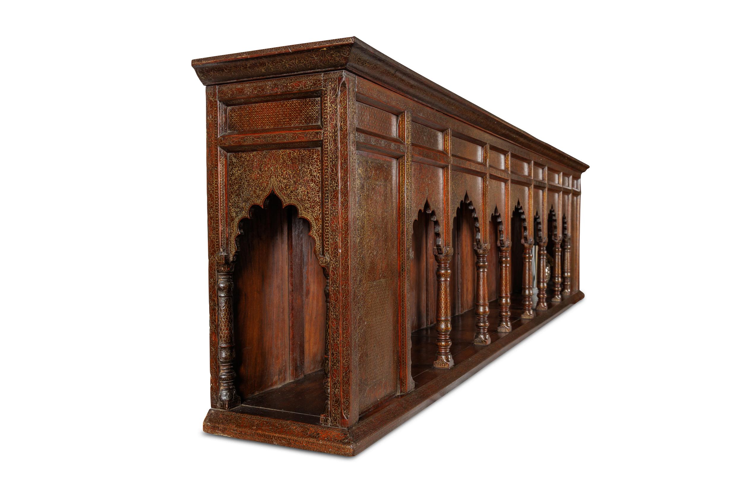 Großer indischer architektonischer Wandschrank mit Golddraht-Intarsien (Indisch) im Angebot