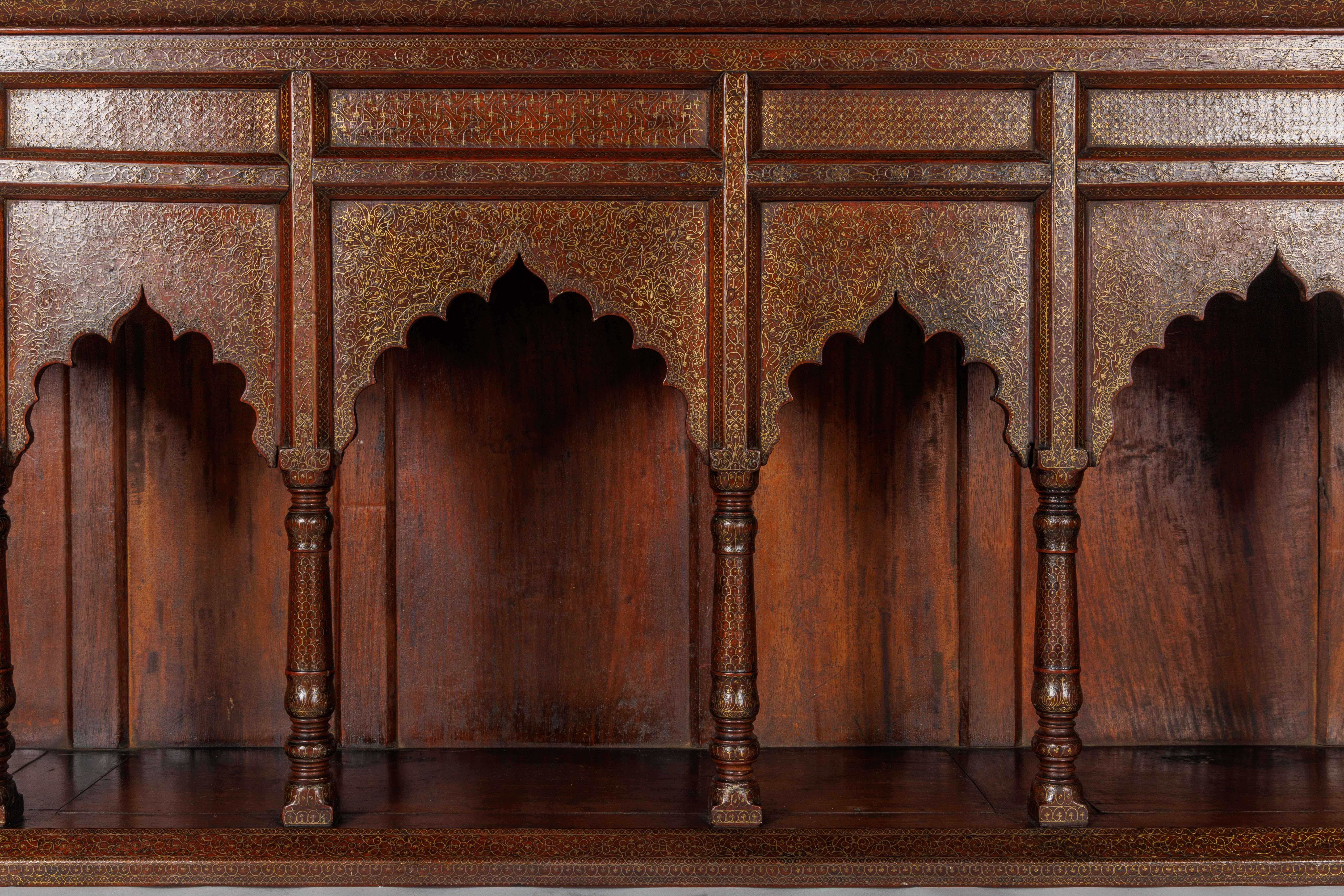 Großer indischer architektonischer Wandschrank mit Golddraht-Intarsien im Zustand „Gut“ im Angebot in Queens, NY