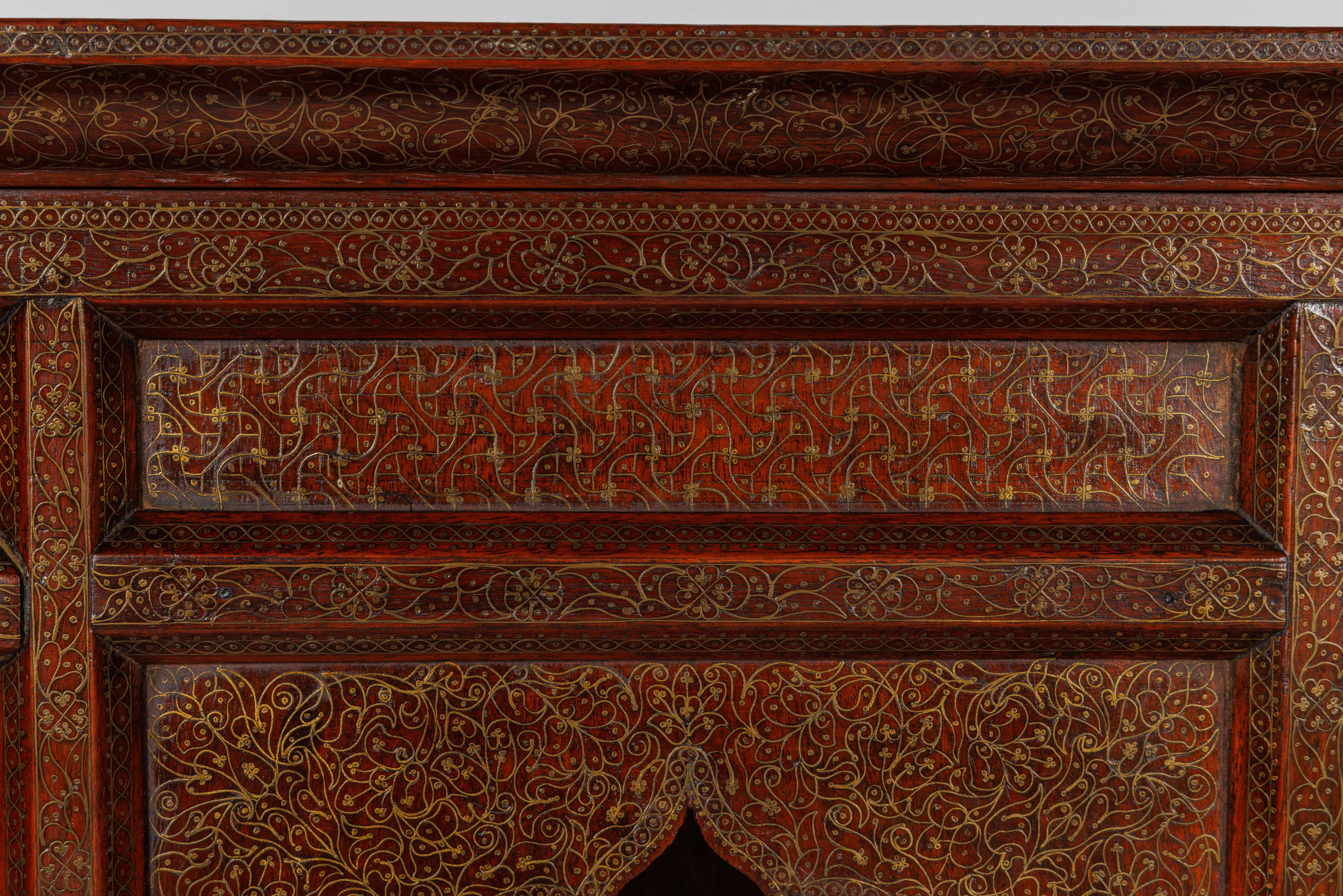 Großer indischer architektonischer Wandschrank mit Golddraht-Intarsien (Holz) im Angebot