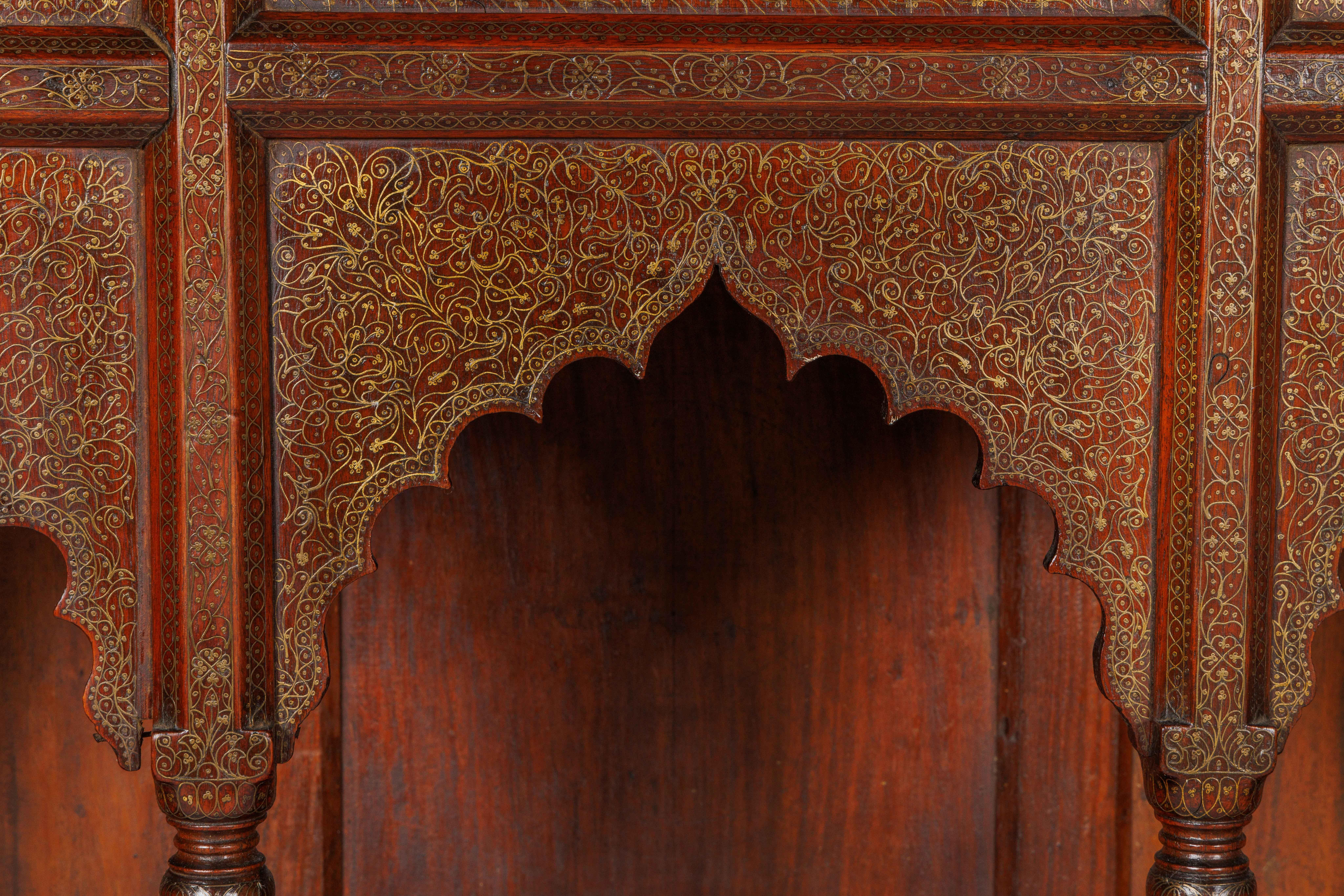 Großer indischer architektonischer Wandschrank mit Golddraht-Intarsien im Angebot 1