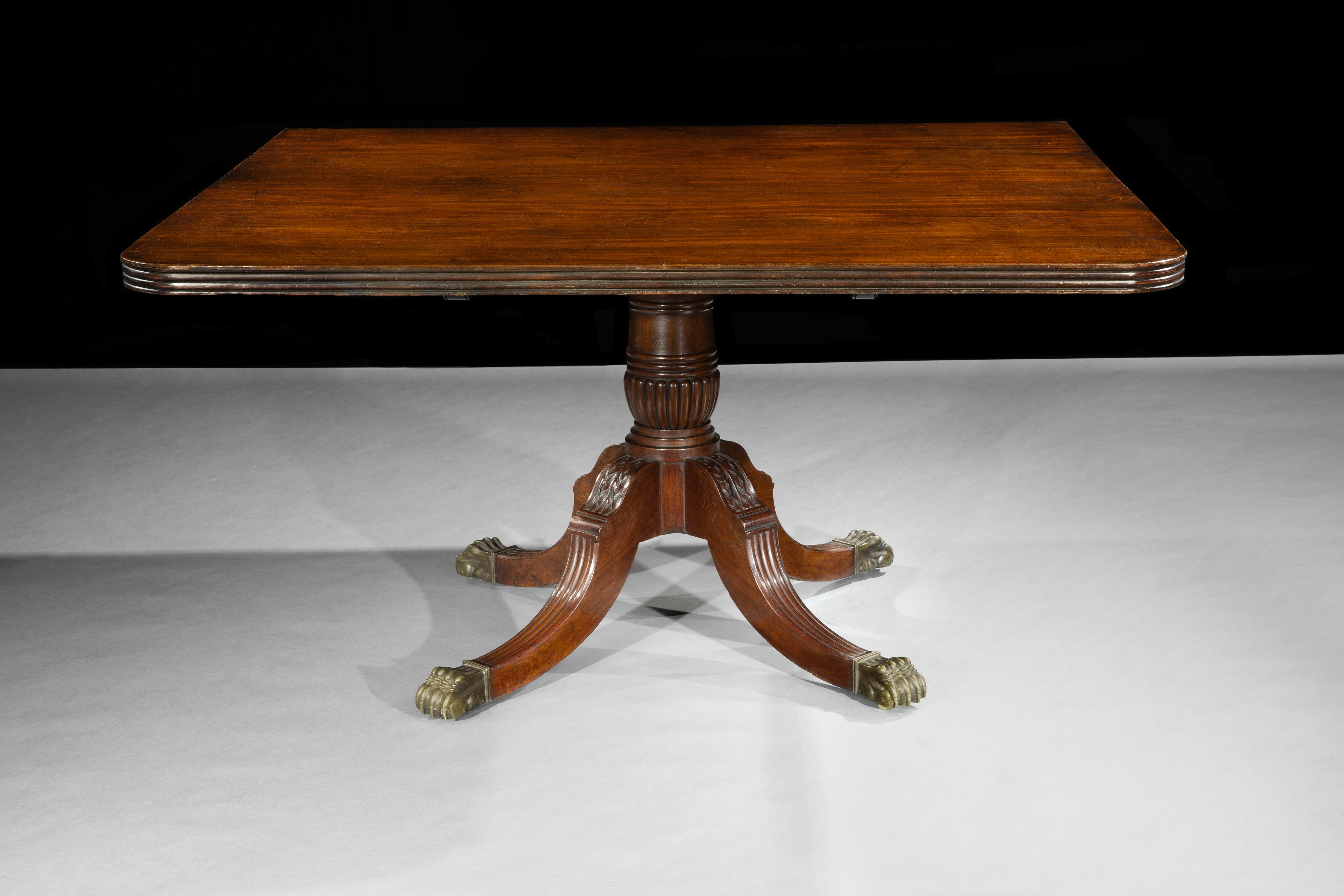 A Large Irish Regency Mahogany Five Pillar Dining Table In Good Condition For Sale In Dublin, GB