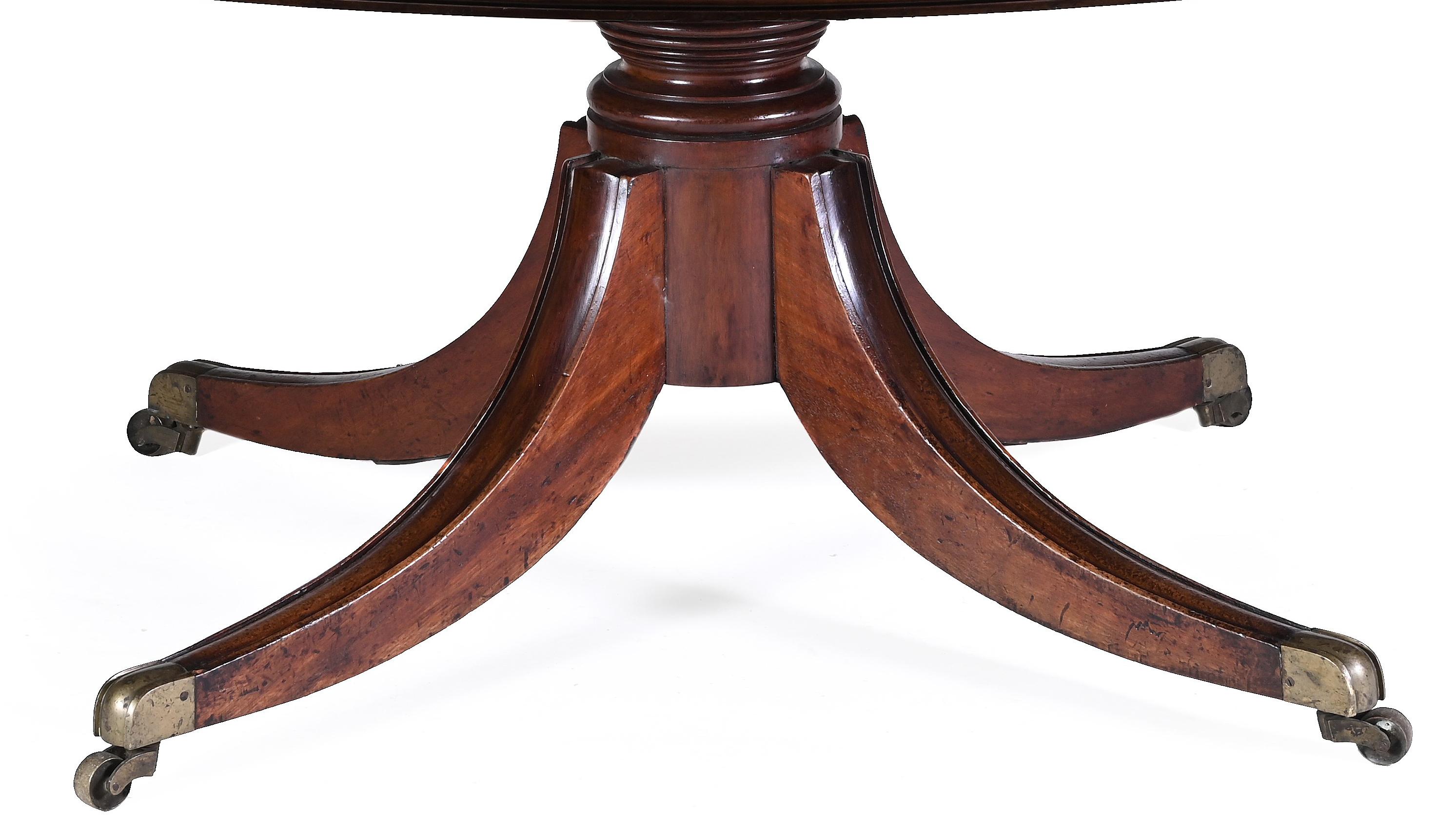 Early 19th Century A Large Irish Regency Mahogany Round Dining Table For Sale