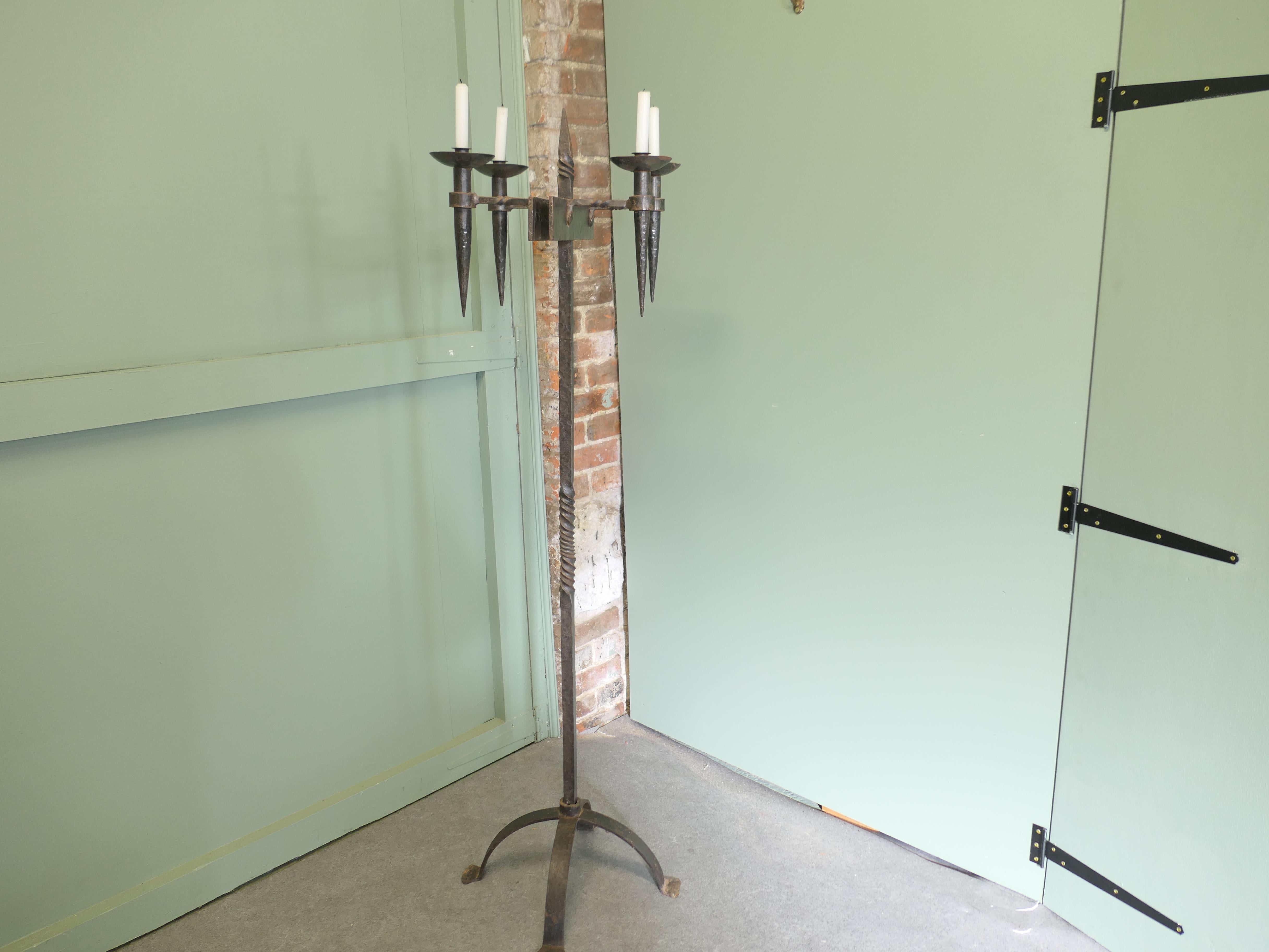 Gotico Un grande bastone per candele o torchère in ferro Questa è una torchere alta in vendita