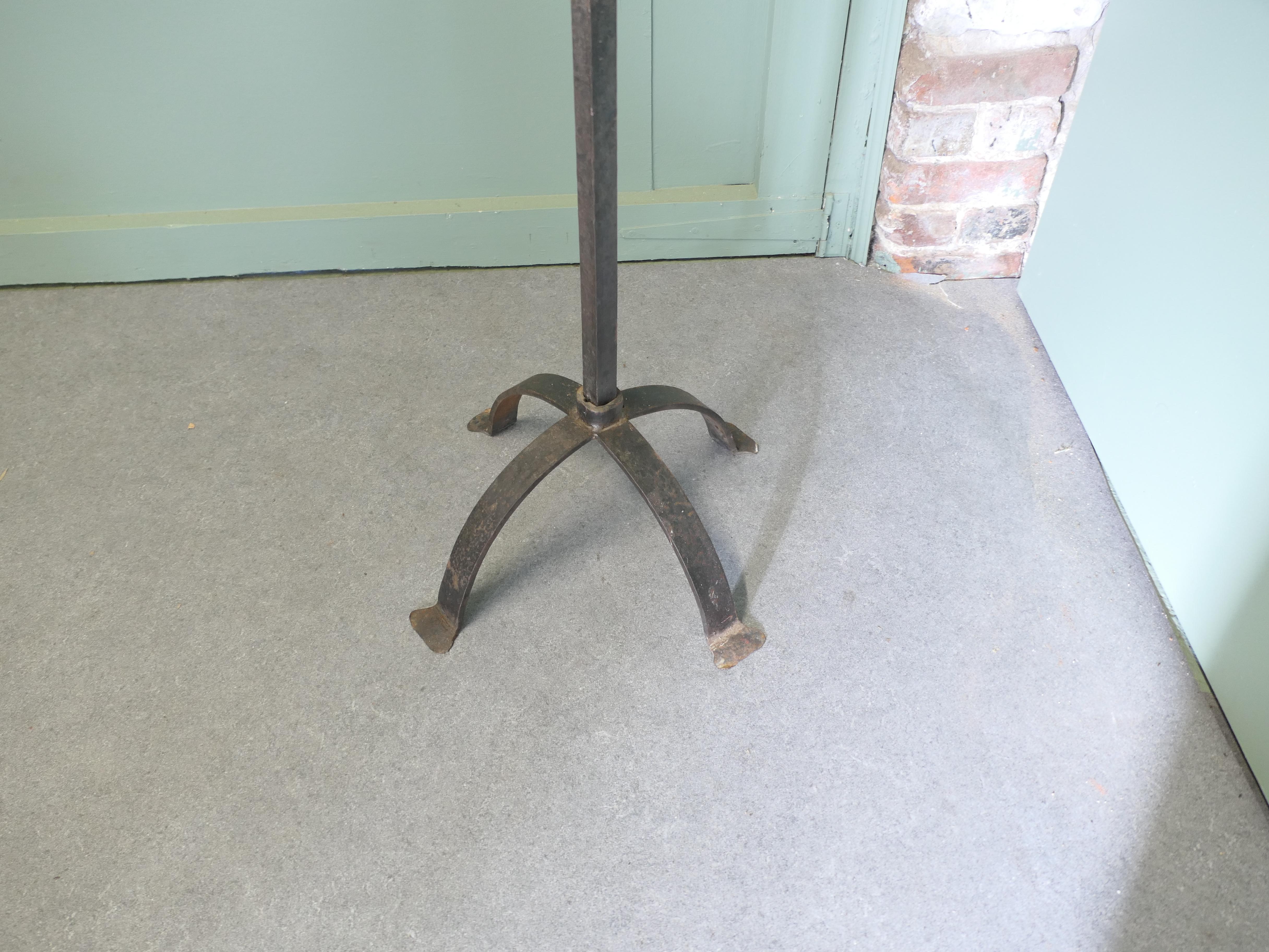 Un grande bastone per candele o torchère in ferro Questa è una torchere alta In condizioni buone in vendita a Godshill, Isle of Wight