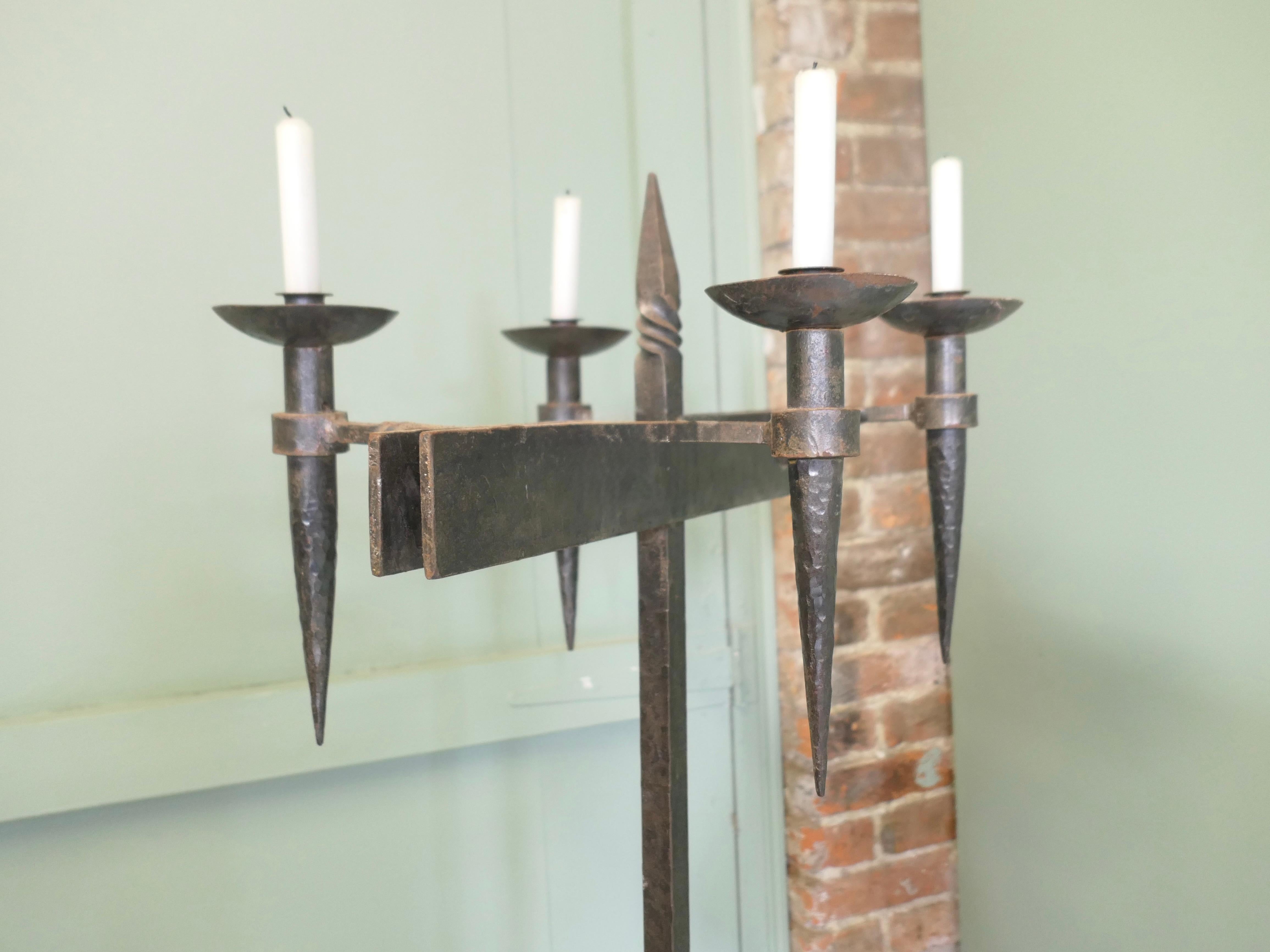 XIX secolo Un grande bastone per candele o torchère in ferro Questa è una torchere alta in vendita