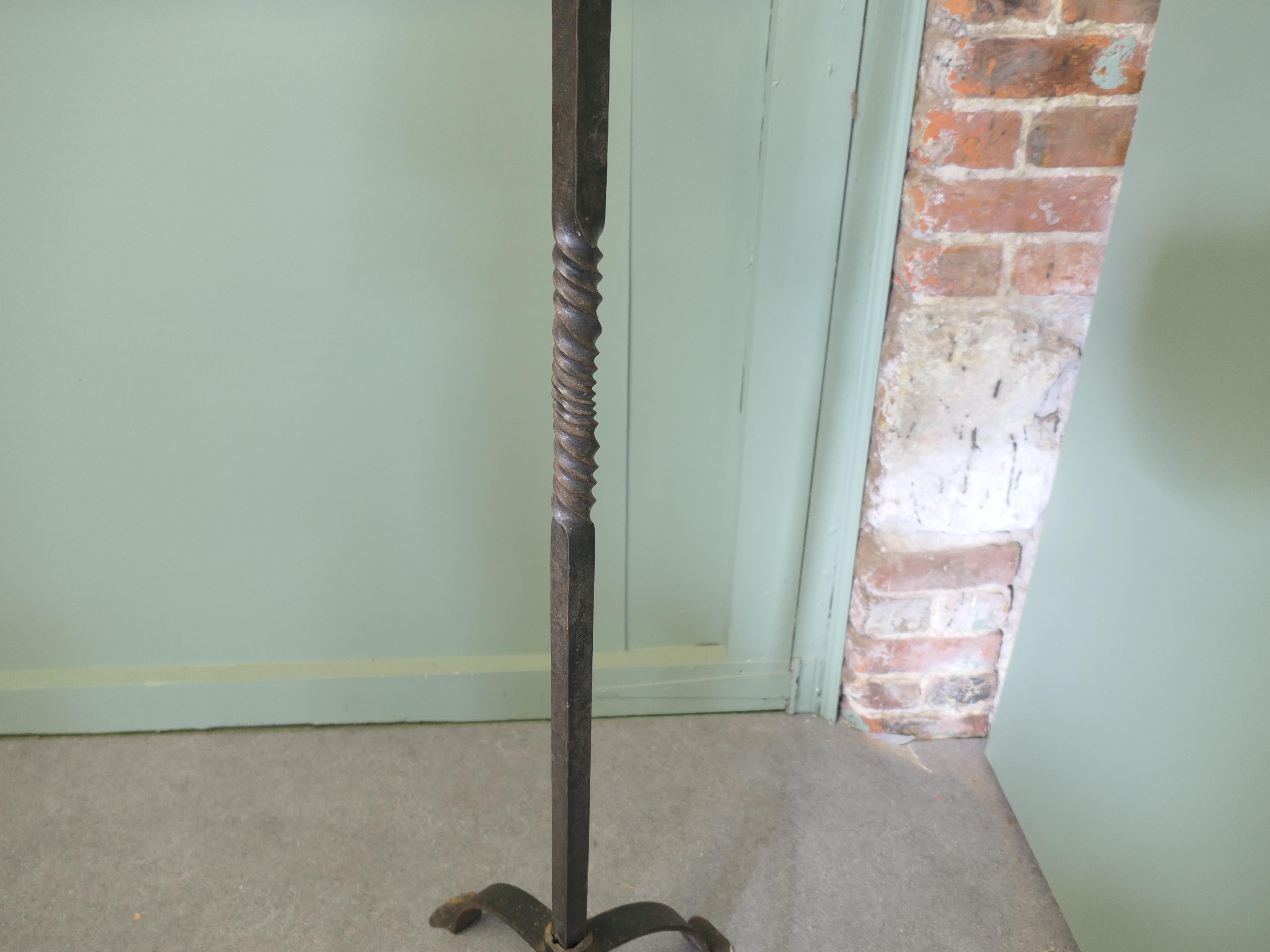 Ferro Un grande bastone per candele o torchère in ferro Questa è una torchere alta in vendita