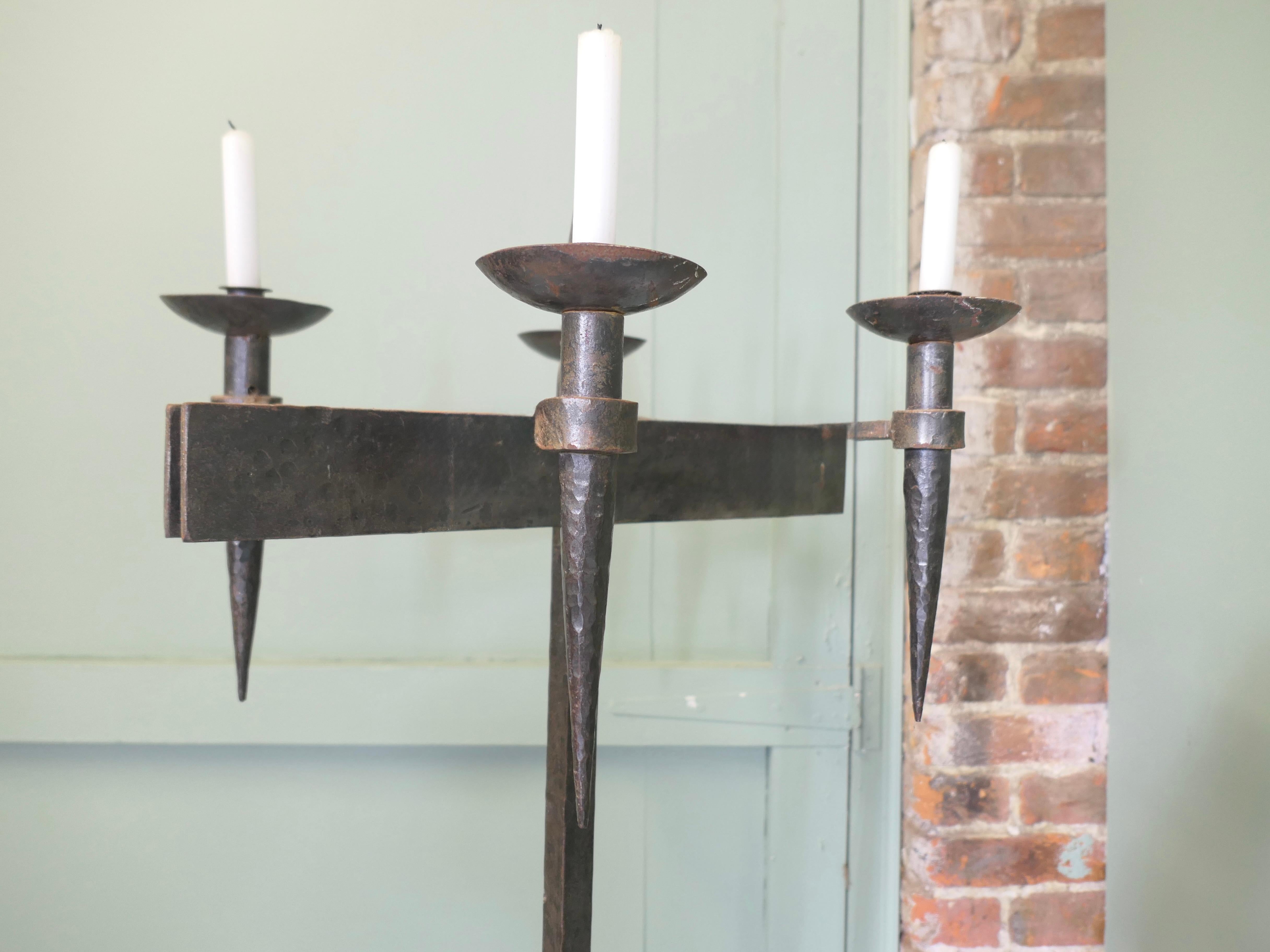 Un grande bastone per candele o torchère in ferro Questa è una torchere alta in vendita 1