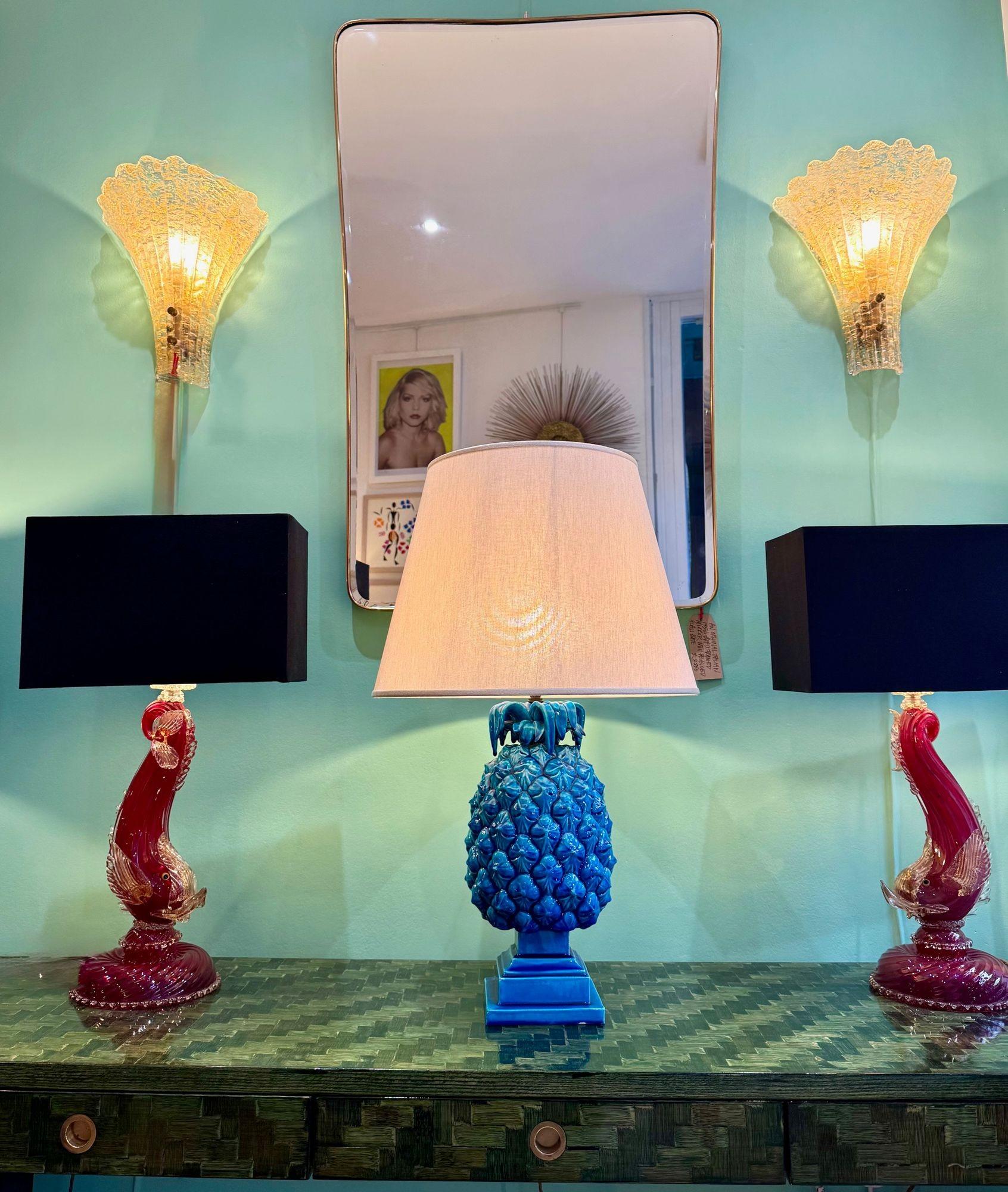 Lampe à ananas en céramique turquoise des années 1950, avec de magnifiques détails en relief et une partie supérieure.  des frondes. Recâblage avec de nouvelles ferrures en bronze, cordon flexible en or antique et testé selon la norme PAT. Comprend