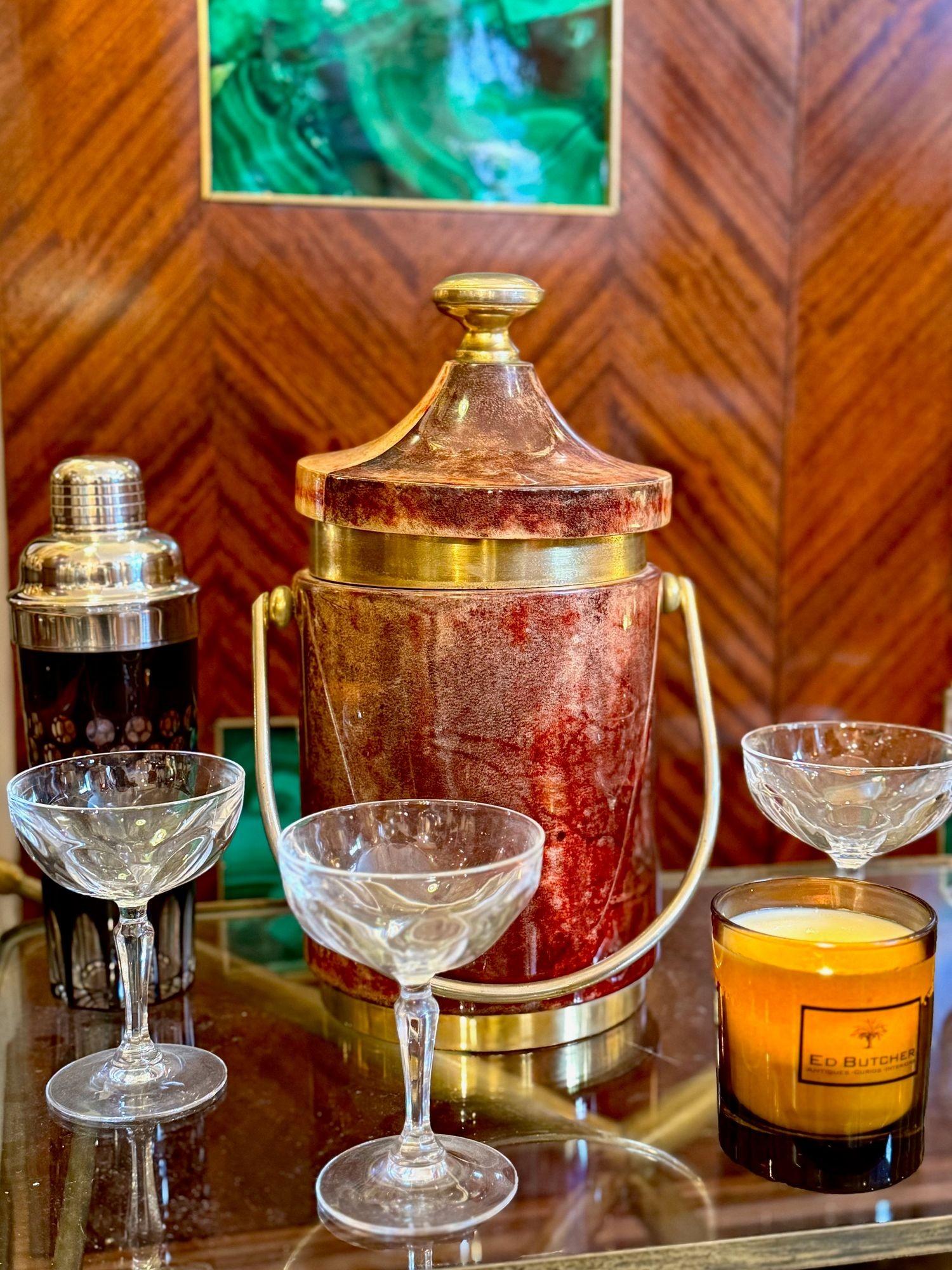 Milieu du XXe siècle A large Italian 1960s lacquered goat skin ice bucket by Aldo Tura en vente
